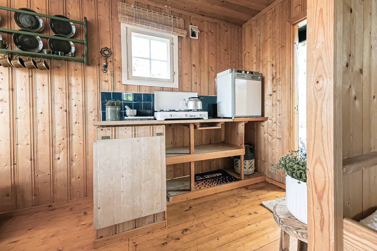 Kjøkkenkrok med egen nedfellbar lem for mer benkeplass Galleribilde