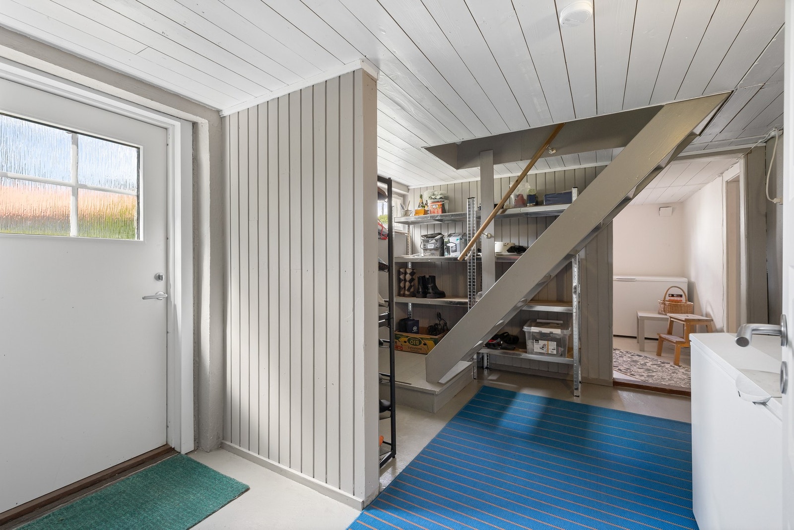 Boligen har rikelig med lagringsplass i flere store kjellerboder. Galleribilde