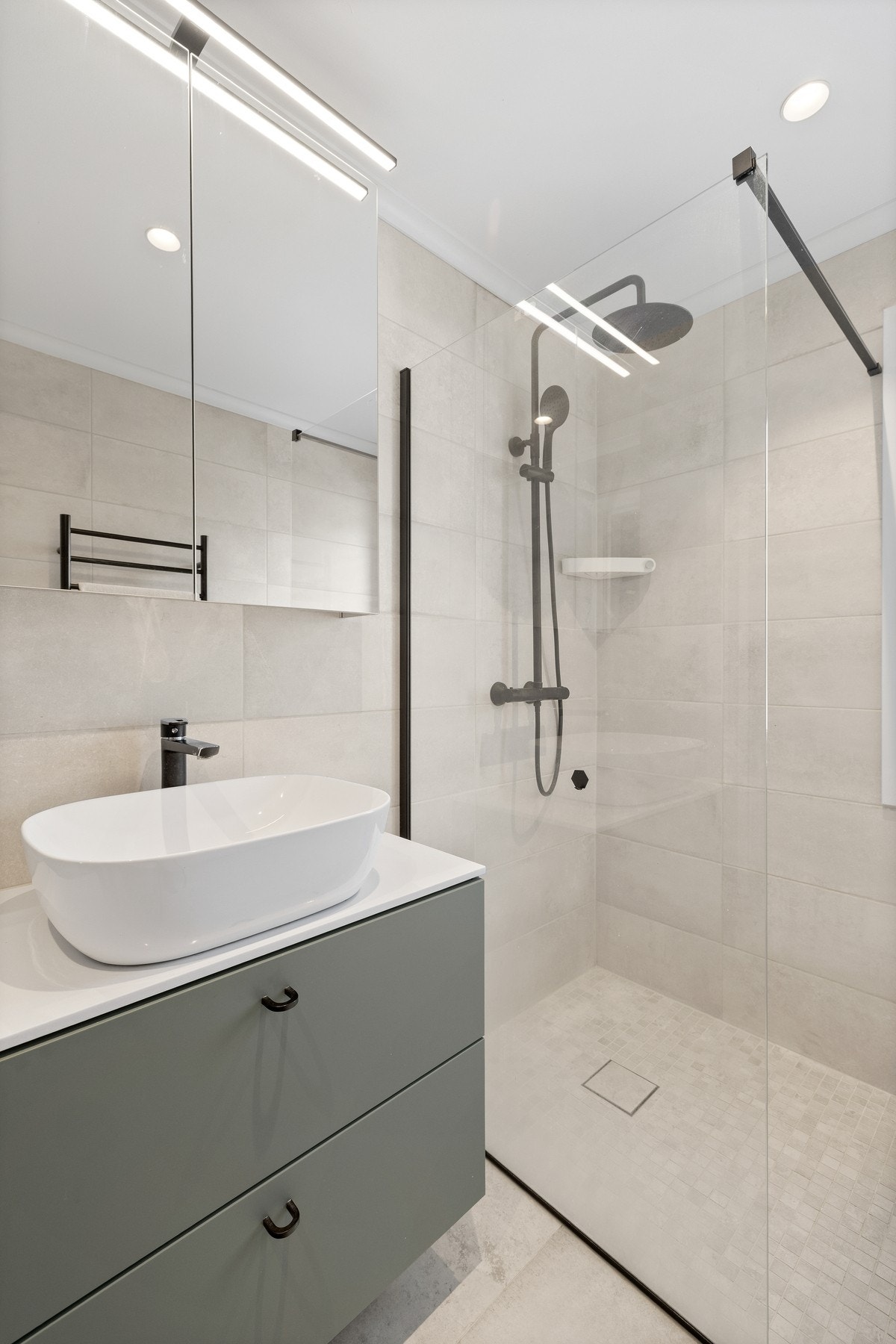 Badet ble totalrenovert i 2023 og har et lyst, behagelig uttrykk. Galleribilde