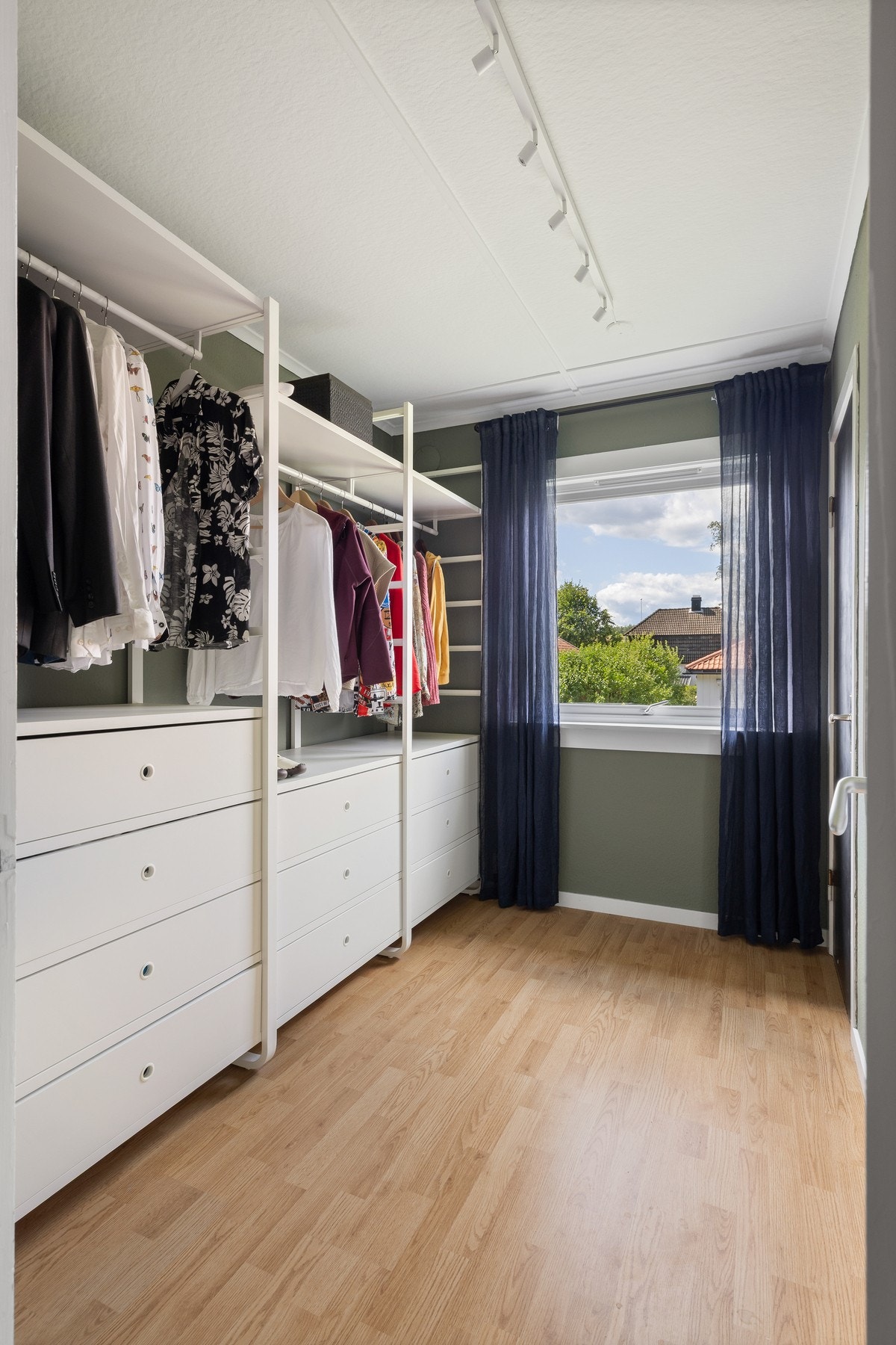 Ett av de mindre soverommene benyttes i dag som garderoberom/walk-in. Her er også inngangen til boligens loft. Galleribilde