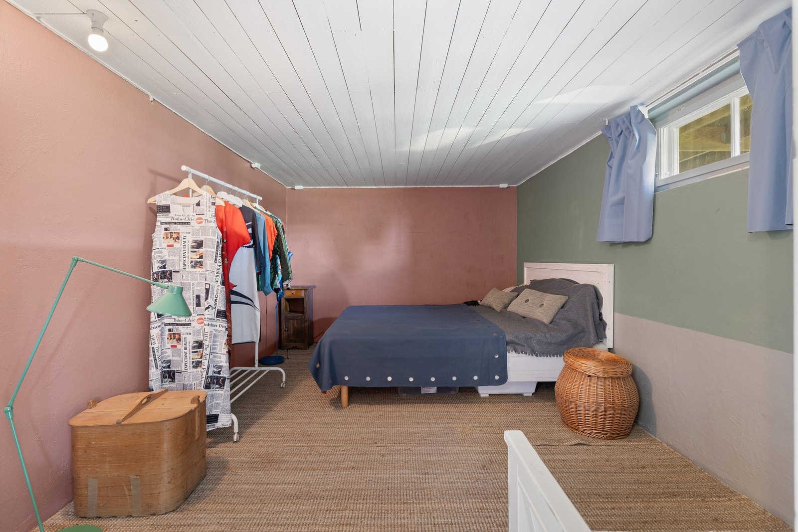 Boligen har et innredet rom i kjelleretasjen som har blitt brukt som gjesterom. Ikke godkjent for varig opphold. Galleribilde