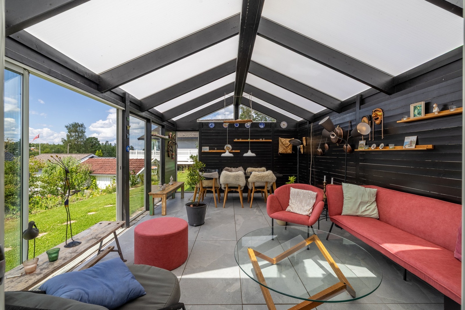 Et fantastisk tilskudd på boligen. Her har du sol til den går ned. Galleribilde