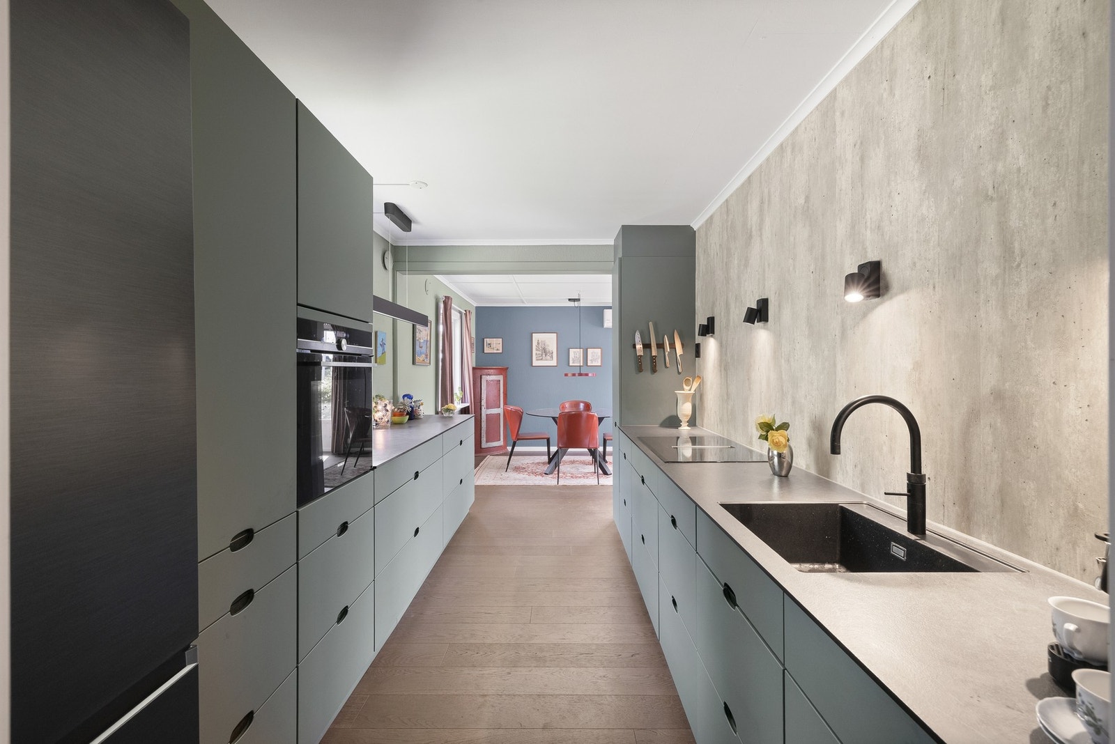 Stuen og kjøkkenet ligger i en delvis åpen løsning. Galleribilde