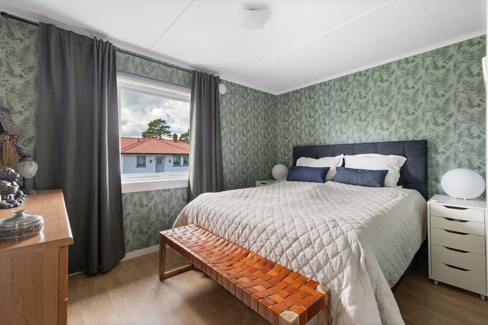 Hovedsoverommet er naturlig det største rommet. Rommet ble tapetsert i 2021. Galleribilde