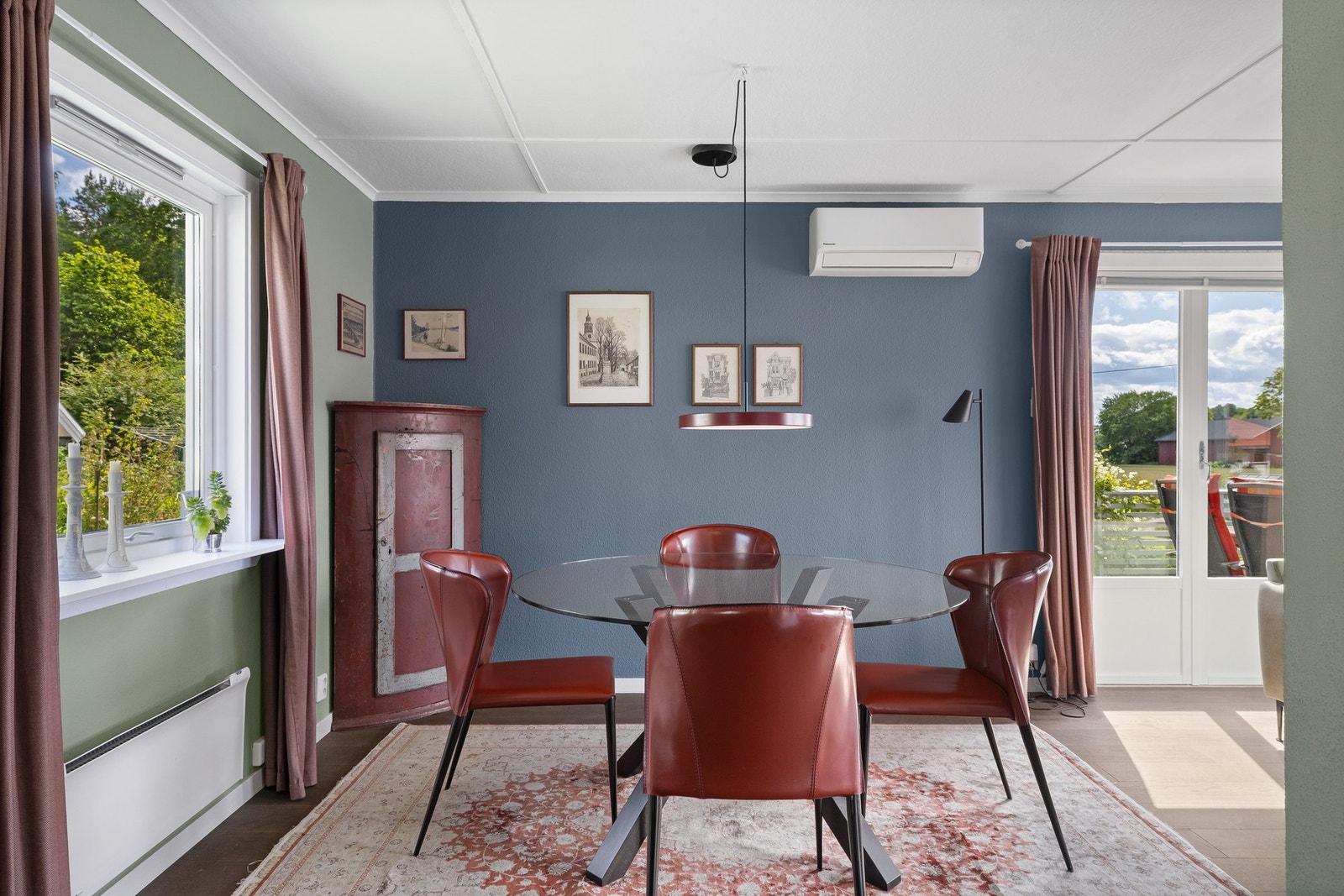 Det er god plass til spisebordet som ligger med en sosial løsning til kjøkkenet. Galleribilde