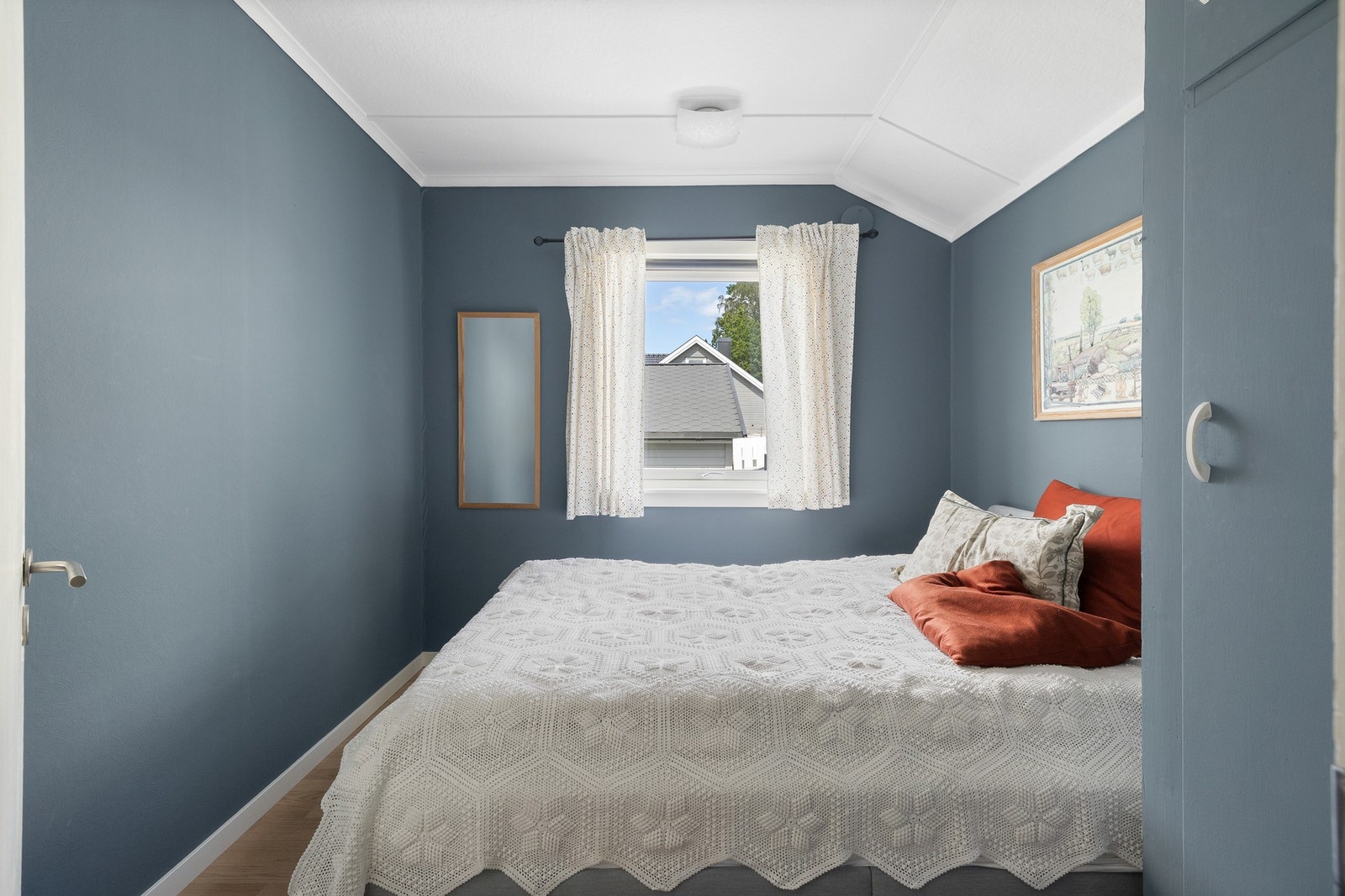 Soverommene er av god størrelse og har plass til dobbeltseng. Galleribilde