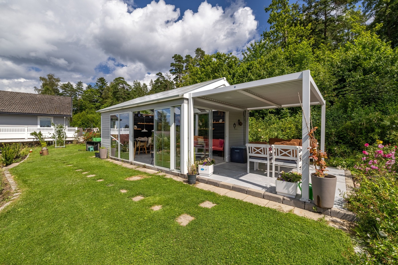 I hagestuen er det plass til spisegruppe og sofagruppe. Galleribilde