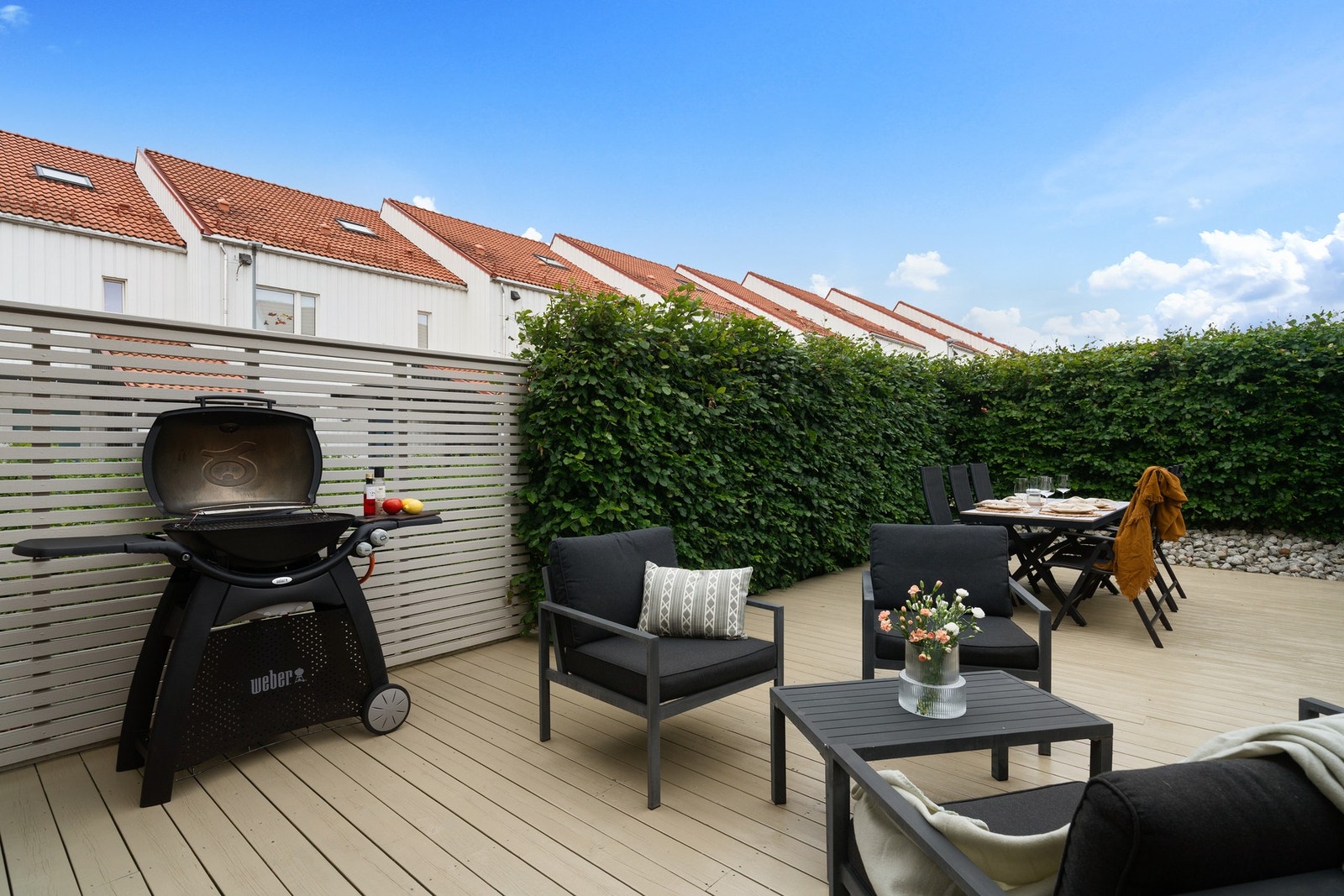 Terrassen har svært god størrelse som gir god plass til både utemøbler og grill Galleribilde