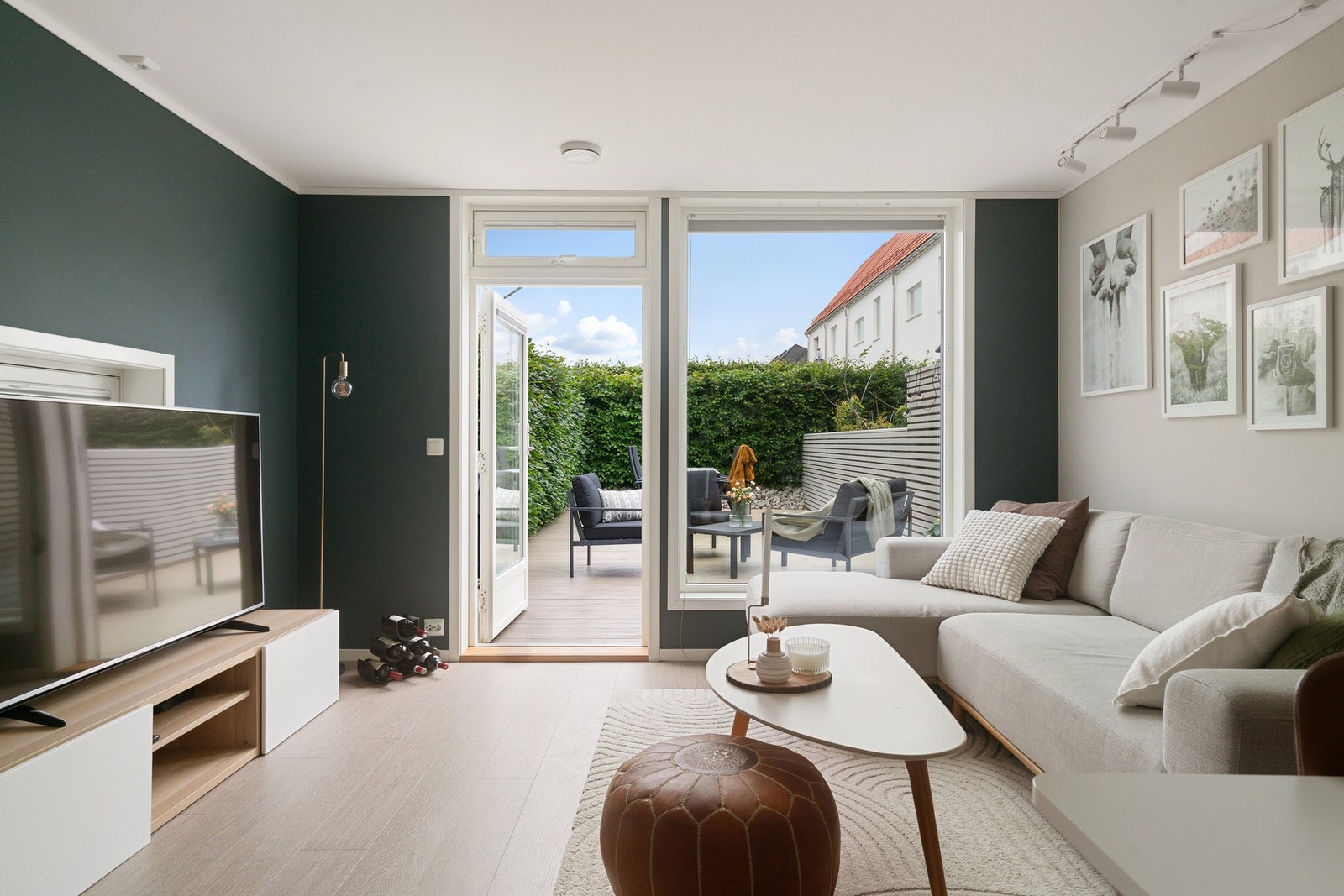 Store vindusflater slipper inn rikelig med naturlig lys Galleribilde