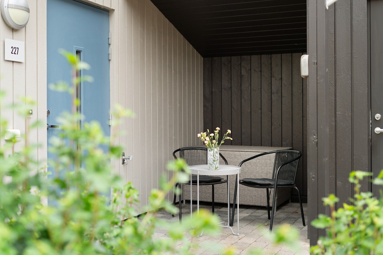 Pent inngangsparti med plass til utemøbler Galleribilde
