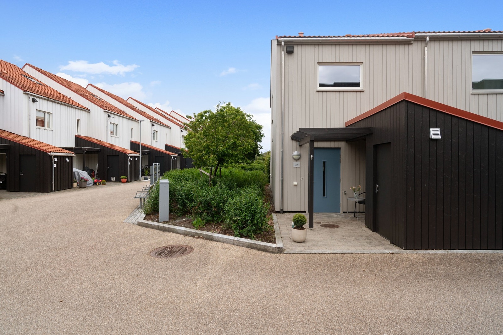 Boligen ligger i et barnevennlig område, og boligfeltet er i tillegg bilfritt - noe som skaper en trygg og fredelig hverdag for hele familien. Galleribilde