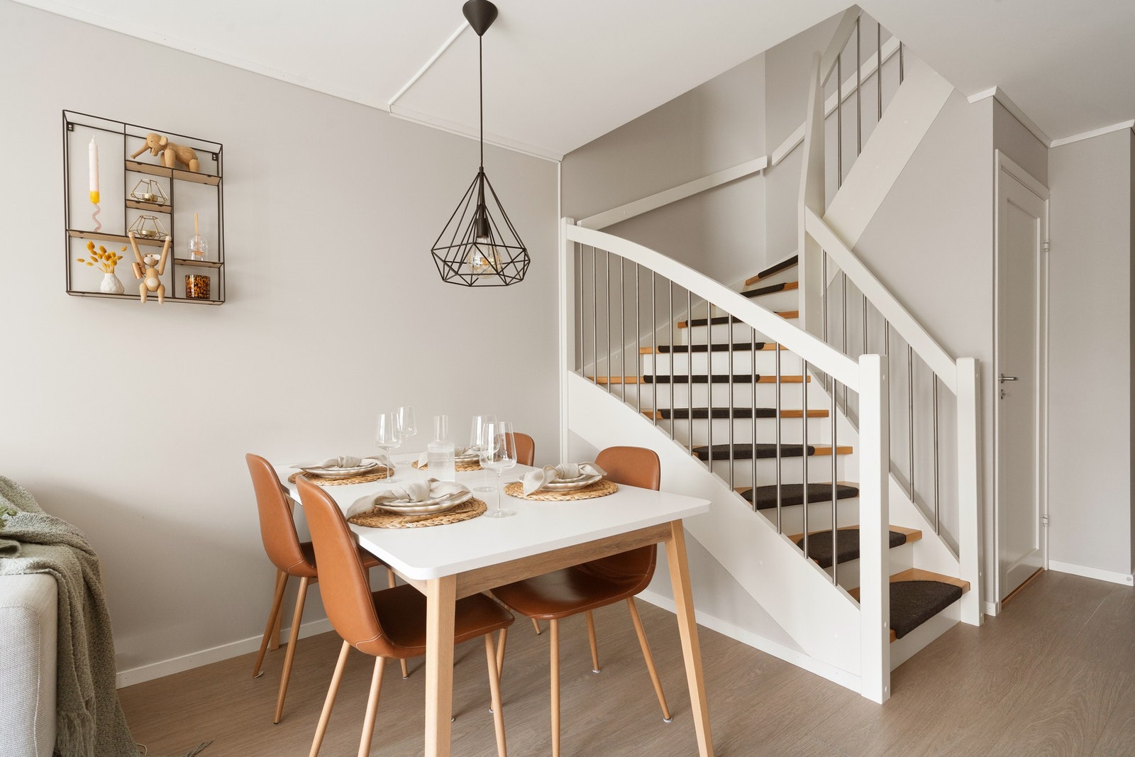 Mellom stue og kjøkken er det god plass til spisebordet Galleribilde