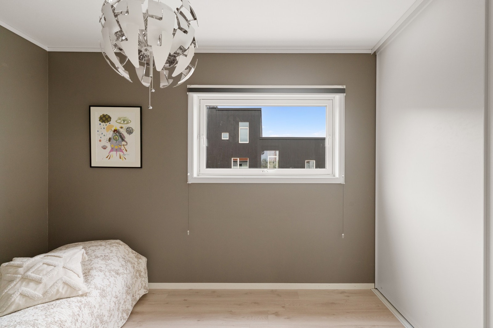 Soverom 2 har også en fin størrelse og praktisk garderobeløsning Galleribilde