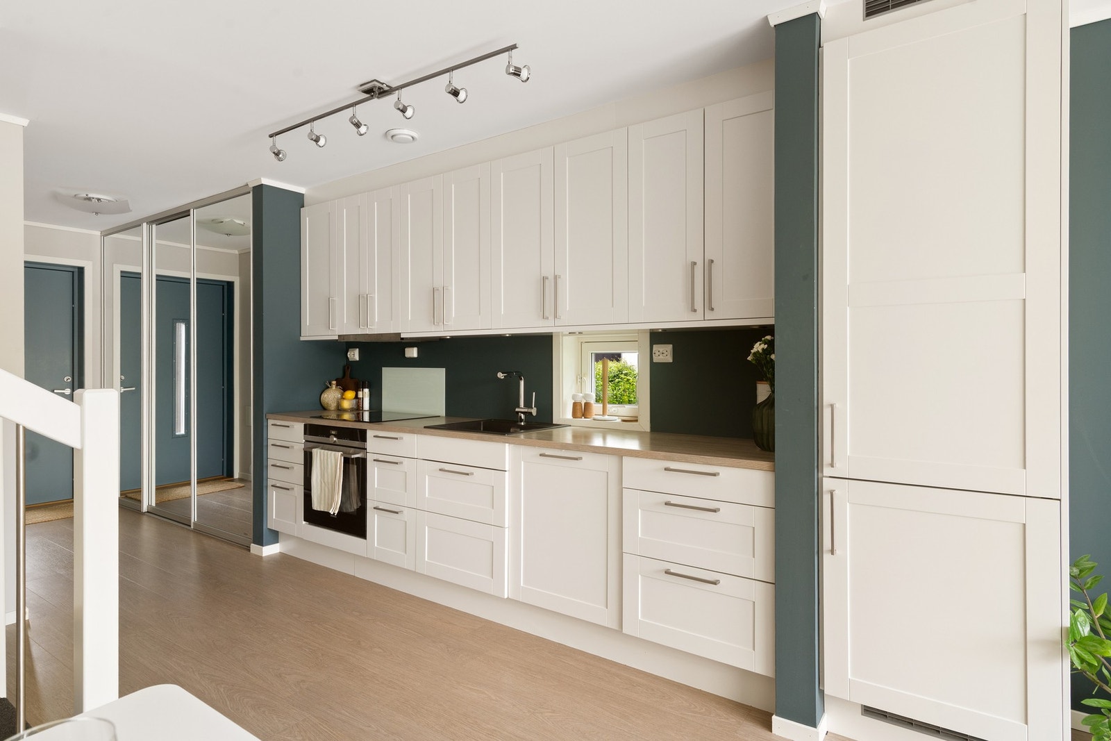 Kjøkkenet har integrerte hvitevarer og rikelig med skap- og benkeplass Galleribilde