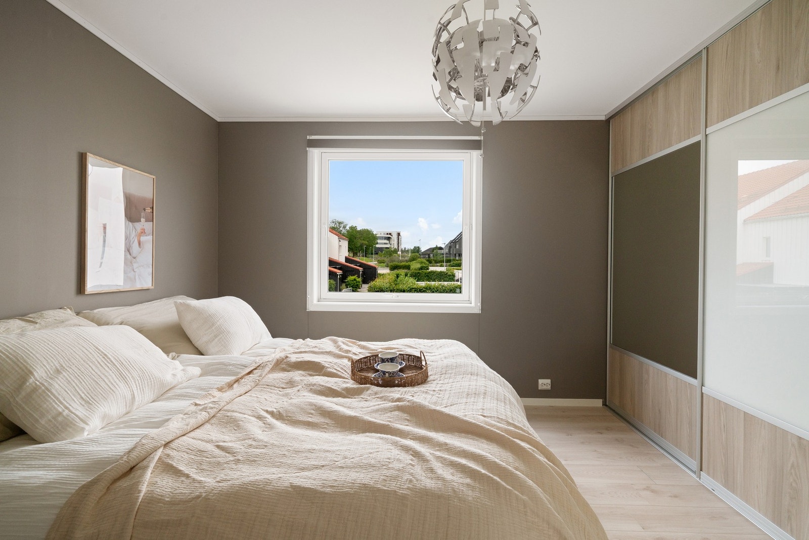 Pent hovedsoverom med stor garderobeløsning Galleribilde