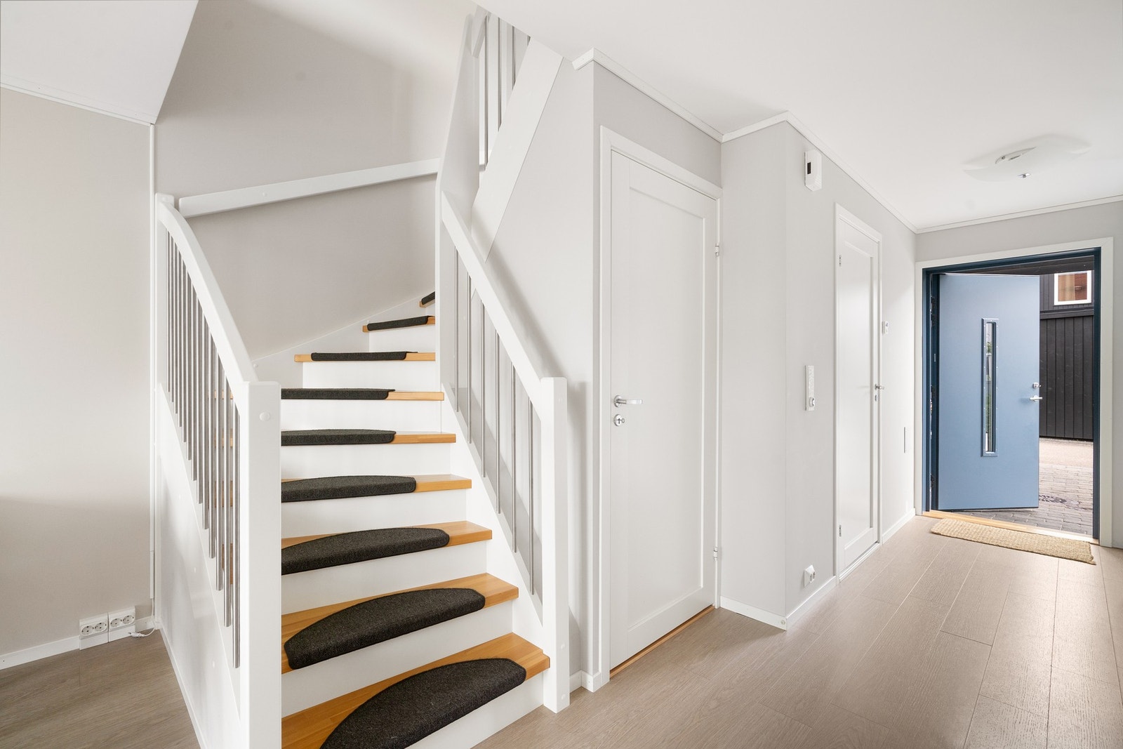 Innbydende entré/gang med stor skyvedørsgarderobe. Praktisk bod under trappen Galleribilde