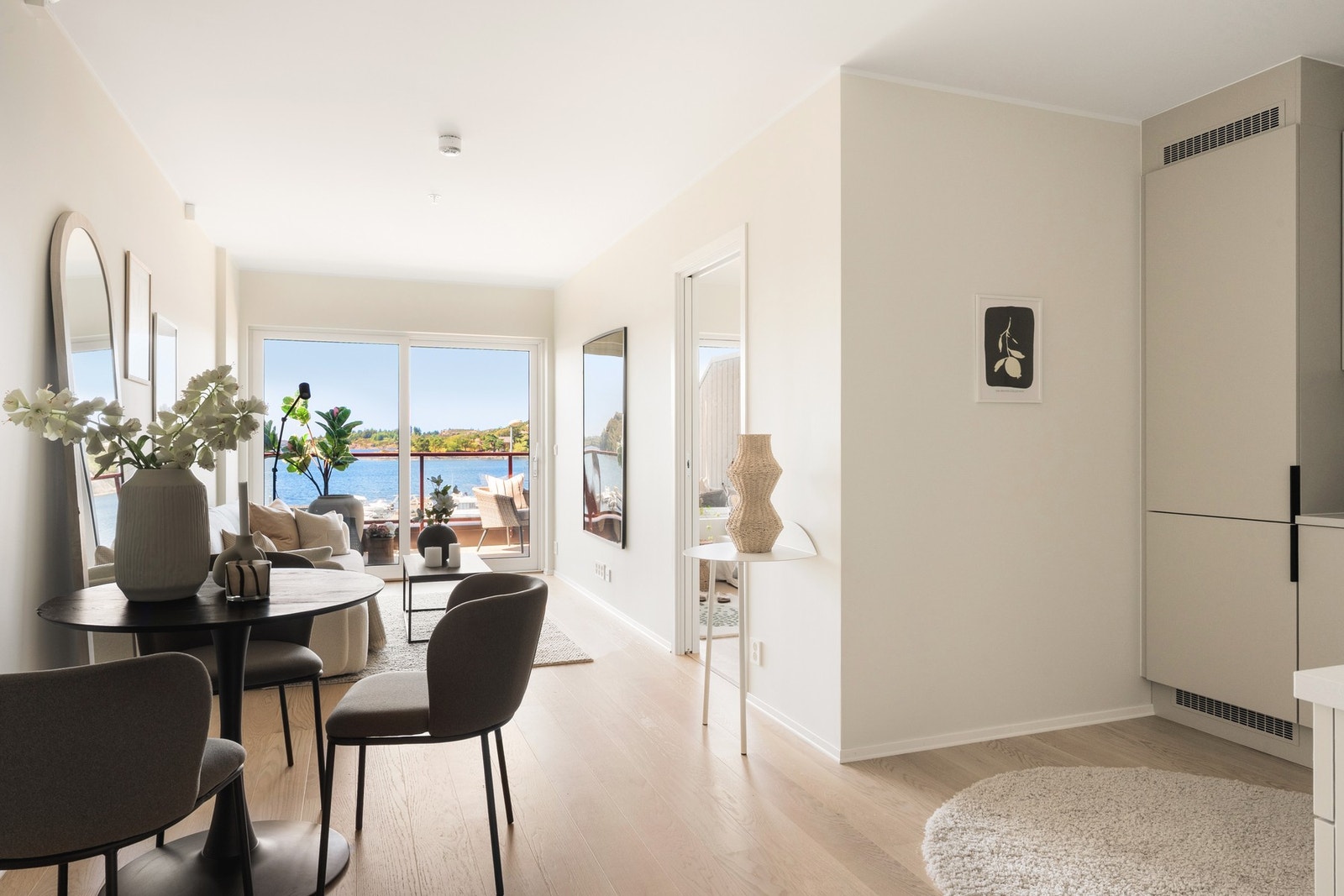 Innvendig er leiligheten lys og innbydende. Galleribilde