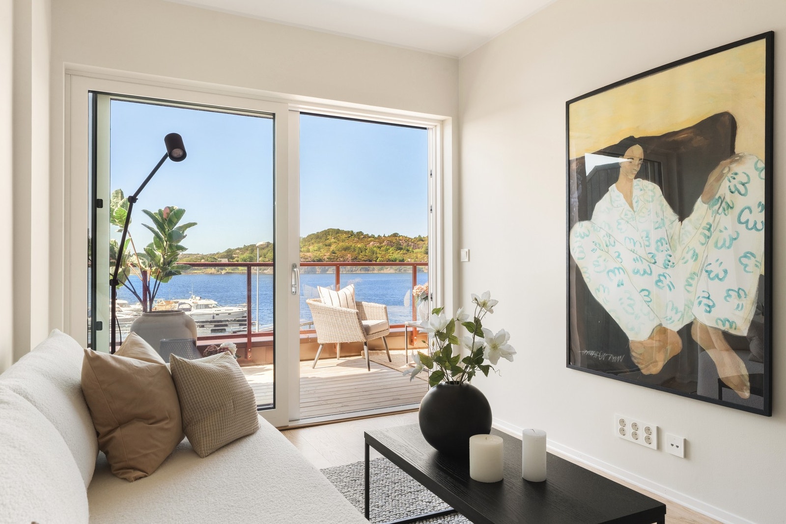 Fra stuen er det også utgang til balkong. Galleribilde