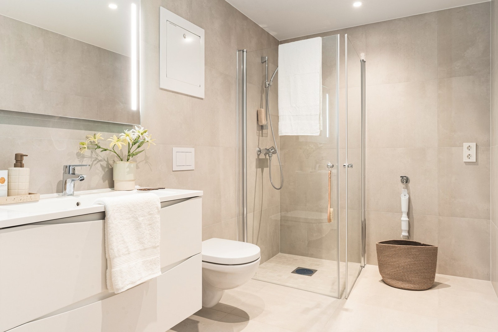 Videre er det et delikat og helfliset bad. Galleribilde