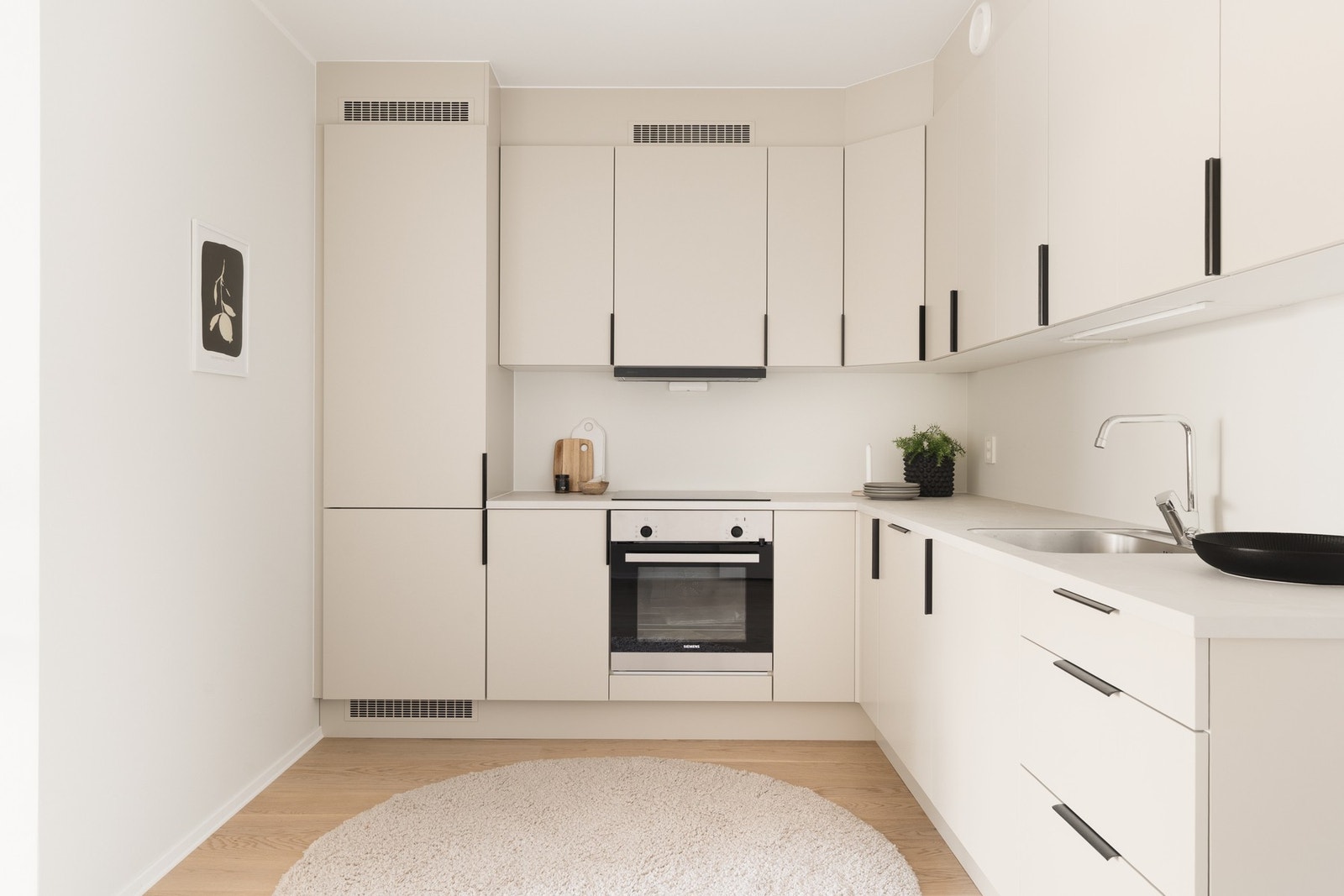 Lekkert kjøkken med tidsmessig innredning. Galleribilde