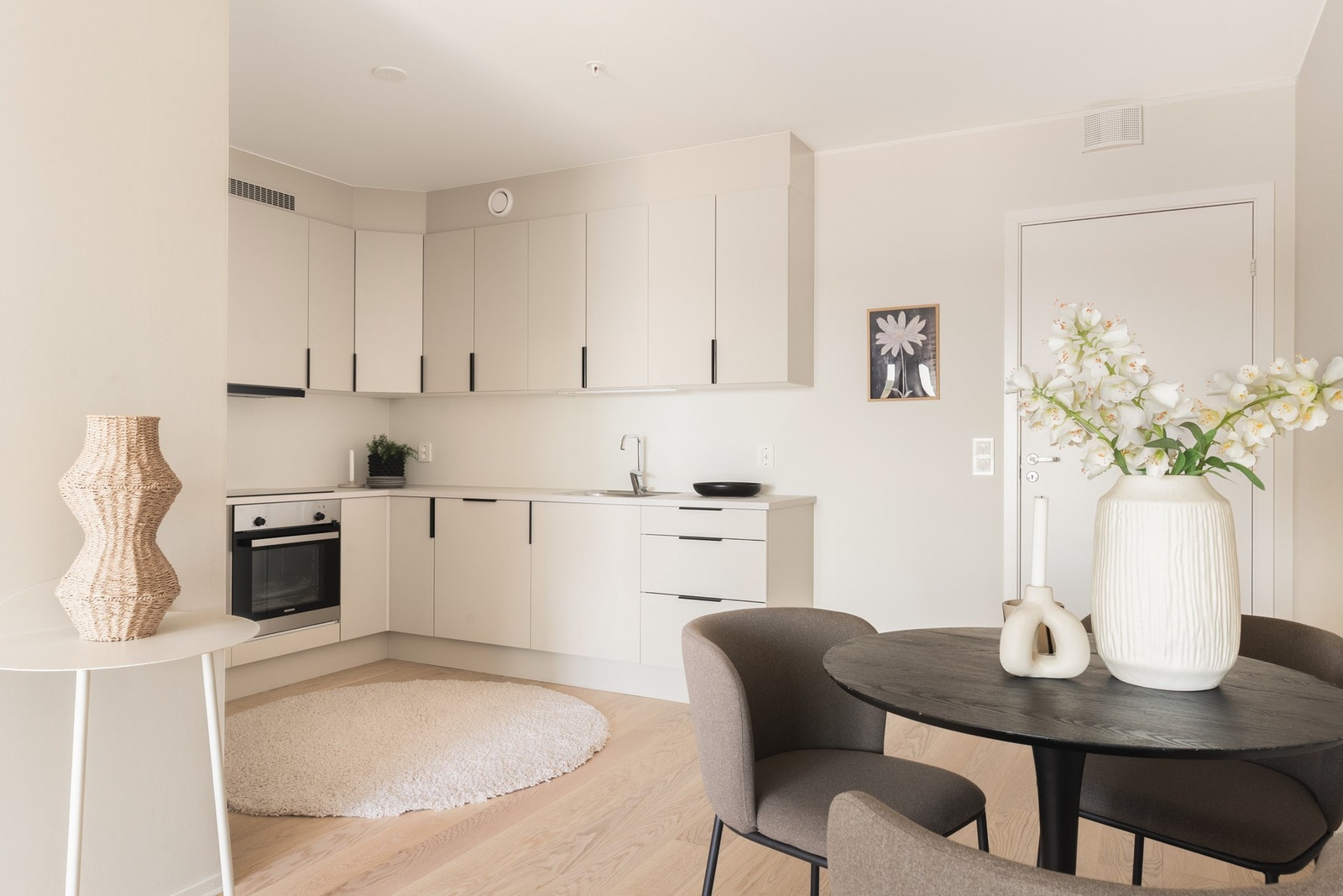 Sosial åpen løsning mellom stuen og kjøkkenet. Galleribilde