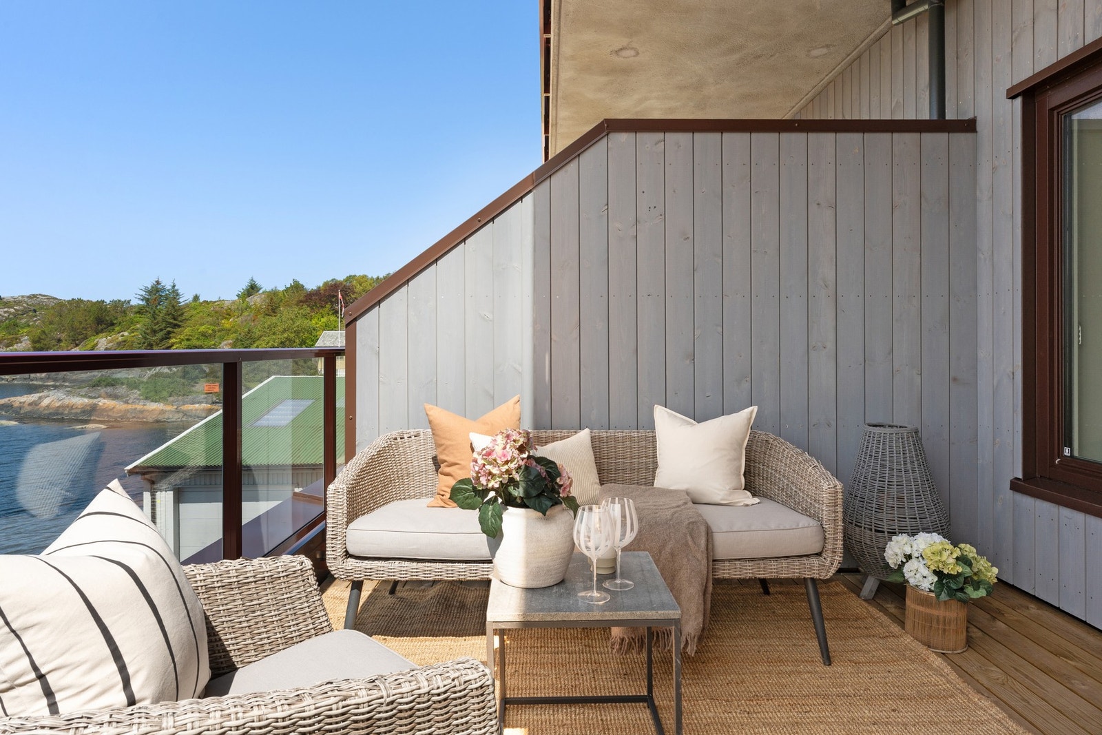 Balkongen har god plass til ønsket utemøblement. Galleribilde
