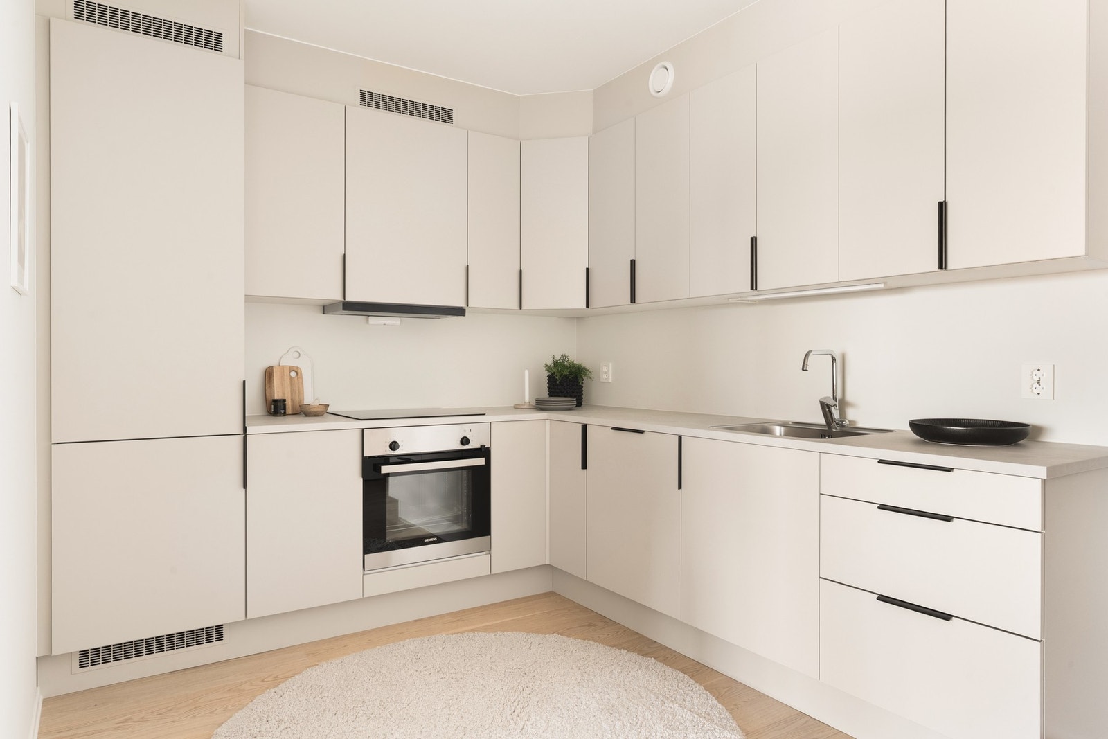 Integrerte hvitevarer gir kjøkkenet et godt helhetsuttrykk. Galleribilde