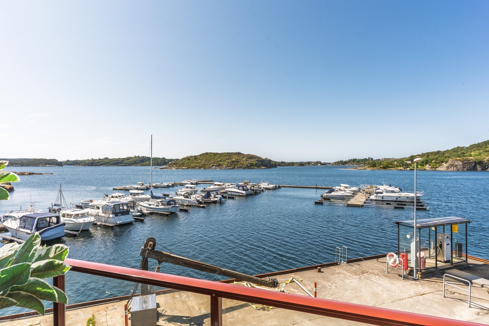 Det medfølger rett til 1 båtplass per leilighet i marinaen, så her er det kort veg til båt- og friluftsliv. Galleribilde