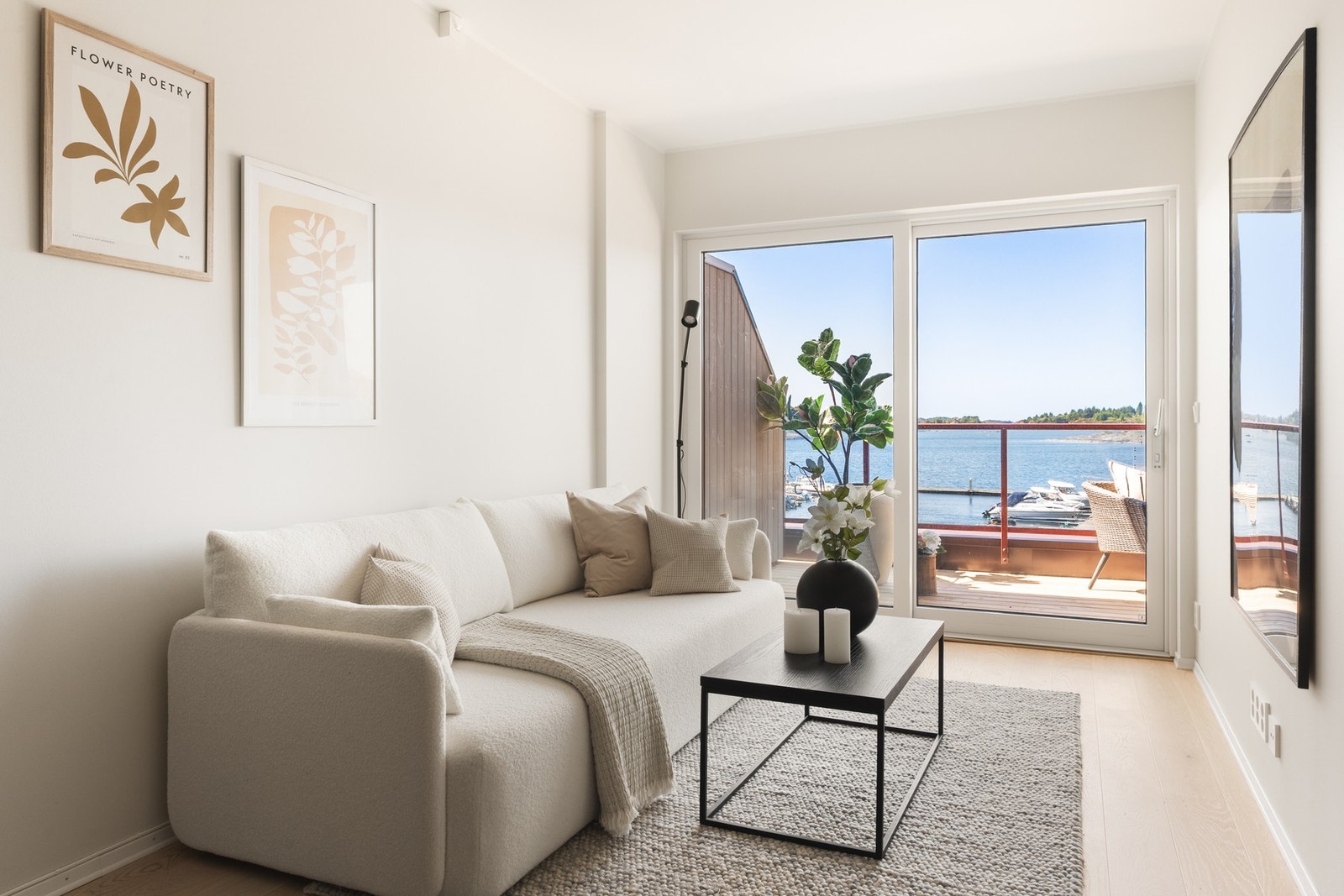 Det er store vindusflater som slipper inn rikelig med naturlig lys. Galleribilde