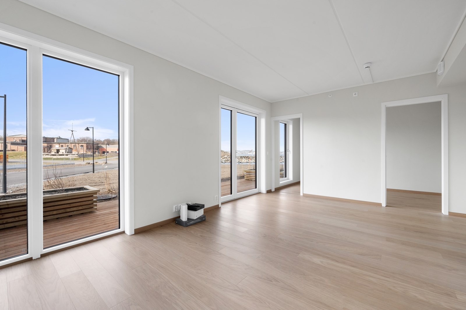 Stuen har store vindusflater Galleribilde