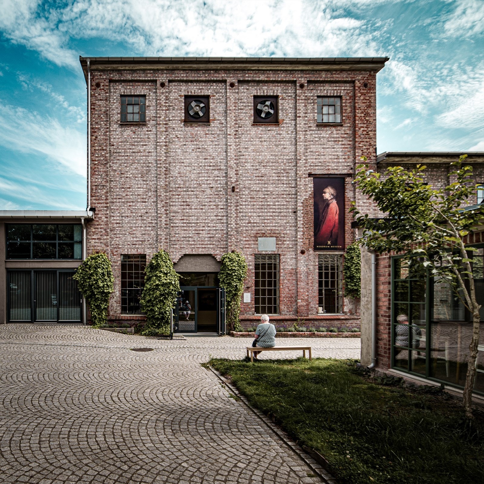 Nerdrum museum ligger et steinkast fra leiligheten, og Havfuglen cafe samt Sjøsterk treningssenter Galleribilde