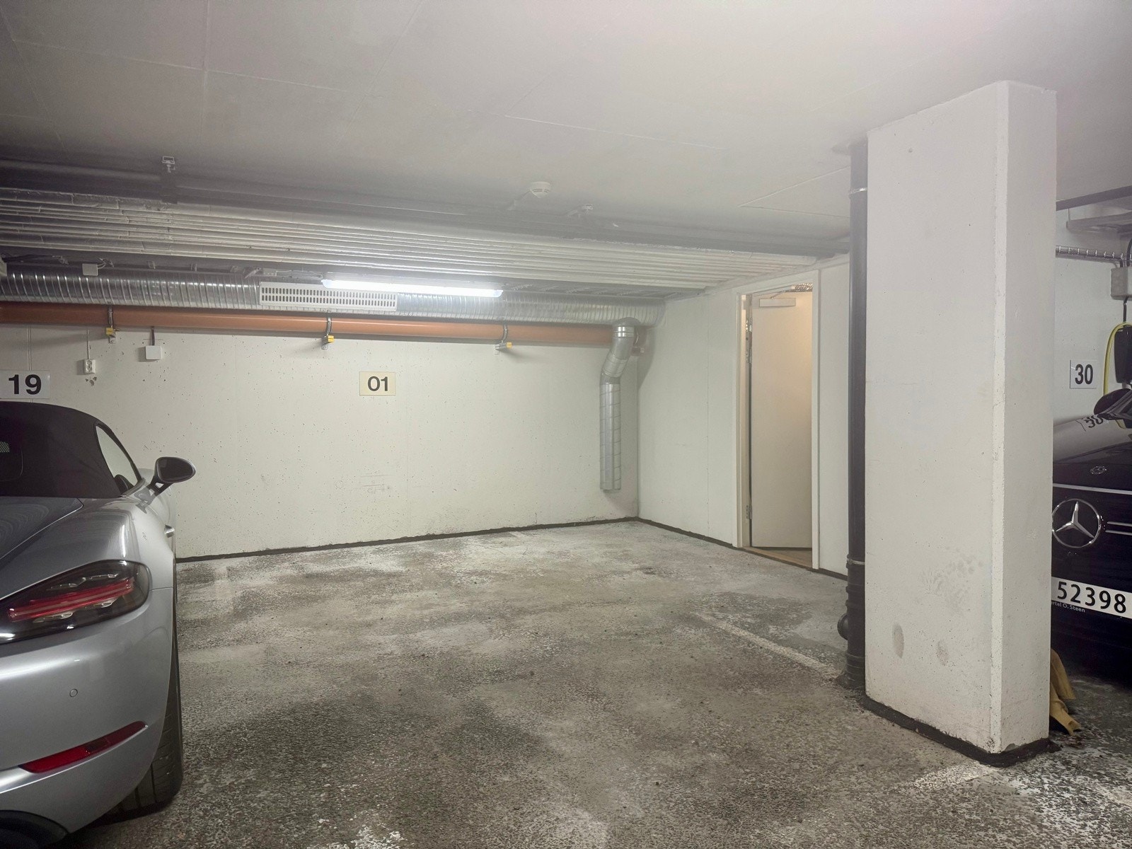 Tett på p-plassen ligger sportsbod plassert på 7 kvm Galleribilde