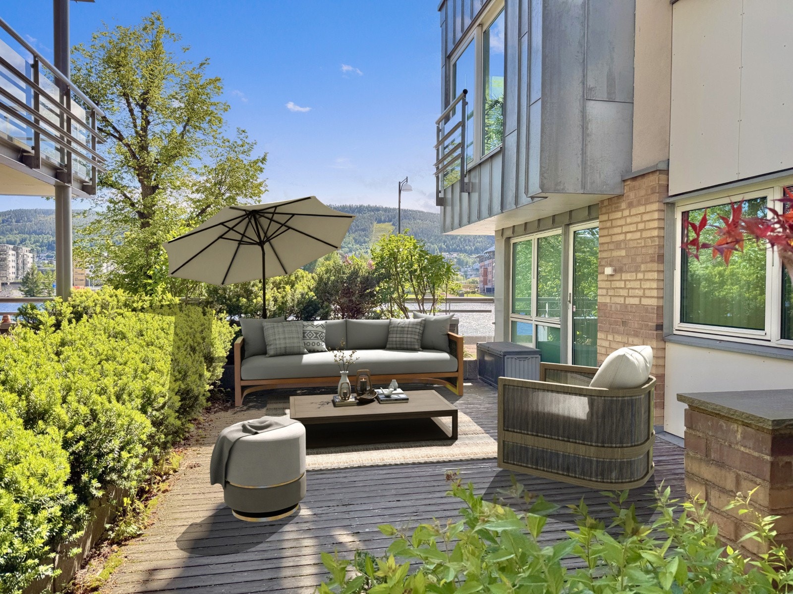 Sjeldent stor terrasse midt i byen | 36 kvm skjermet solterrasse med nærhet til elva Galleribilde