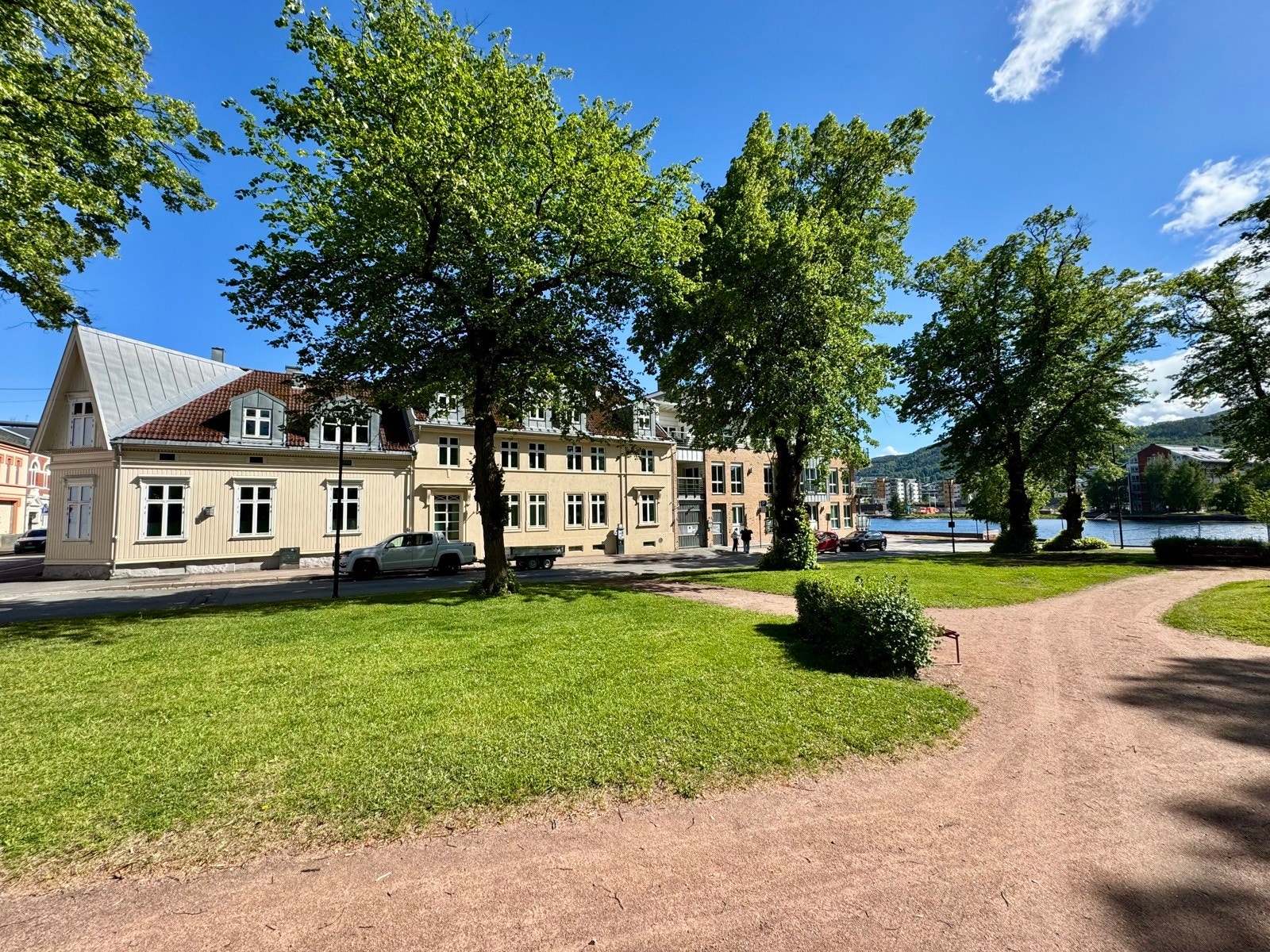 Gamle Kirkplass parken er nærmeste nabo Galleribilde