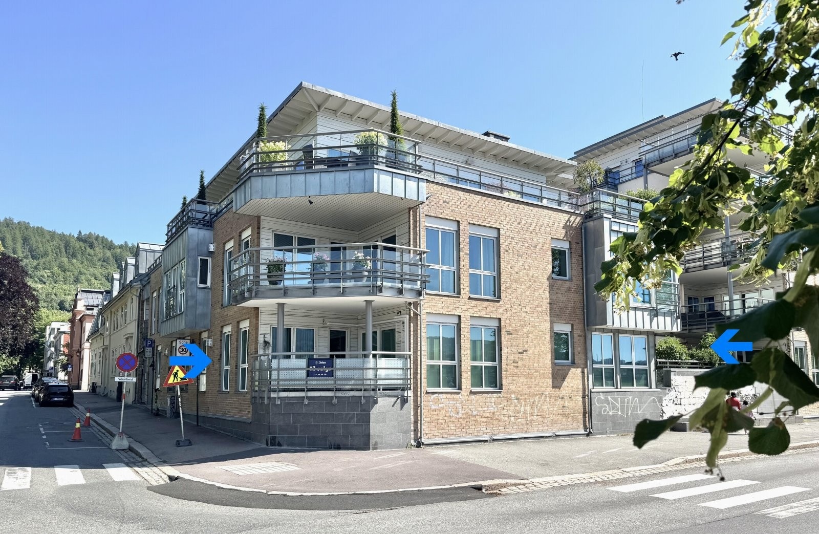 Hjørneleilighet med vinduer vendt mot elva mot syd og vest hvor du ser den vakre elva fra stue, kjøkken- og soverom Galleribilde