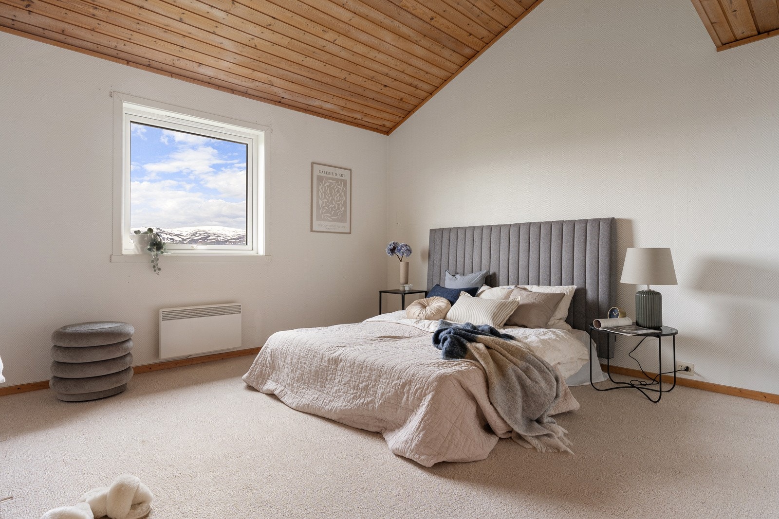 Boligen første soverom ligger på hovedplanet. Stor størrelse og god plass for møblering. Galleribilde