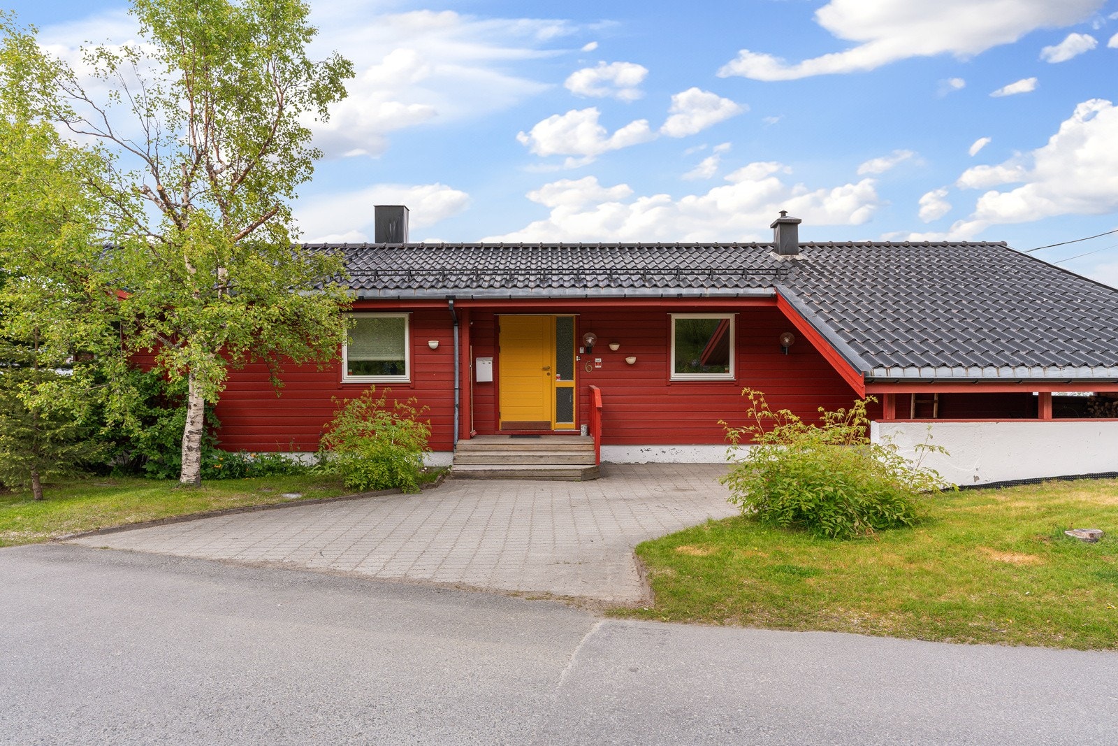 Boligen har et arkitektonisk særpreg og framstår innholdsrik med mye potensiale. Galleribilde