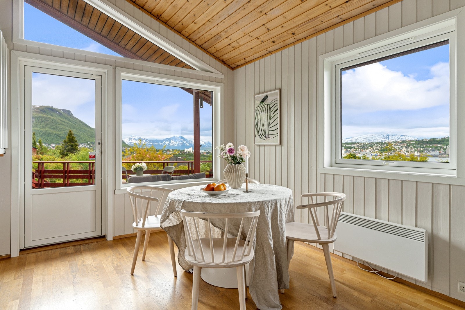 Egen naturlig sone for spisebordet - et perfekt samlingspunkt. Galleribilde