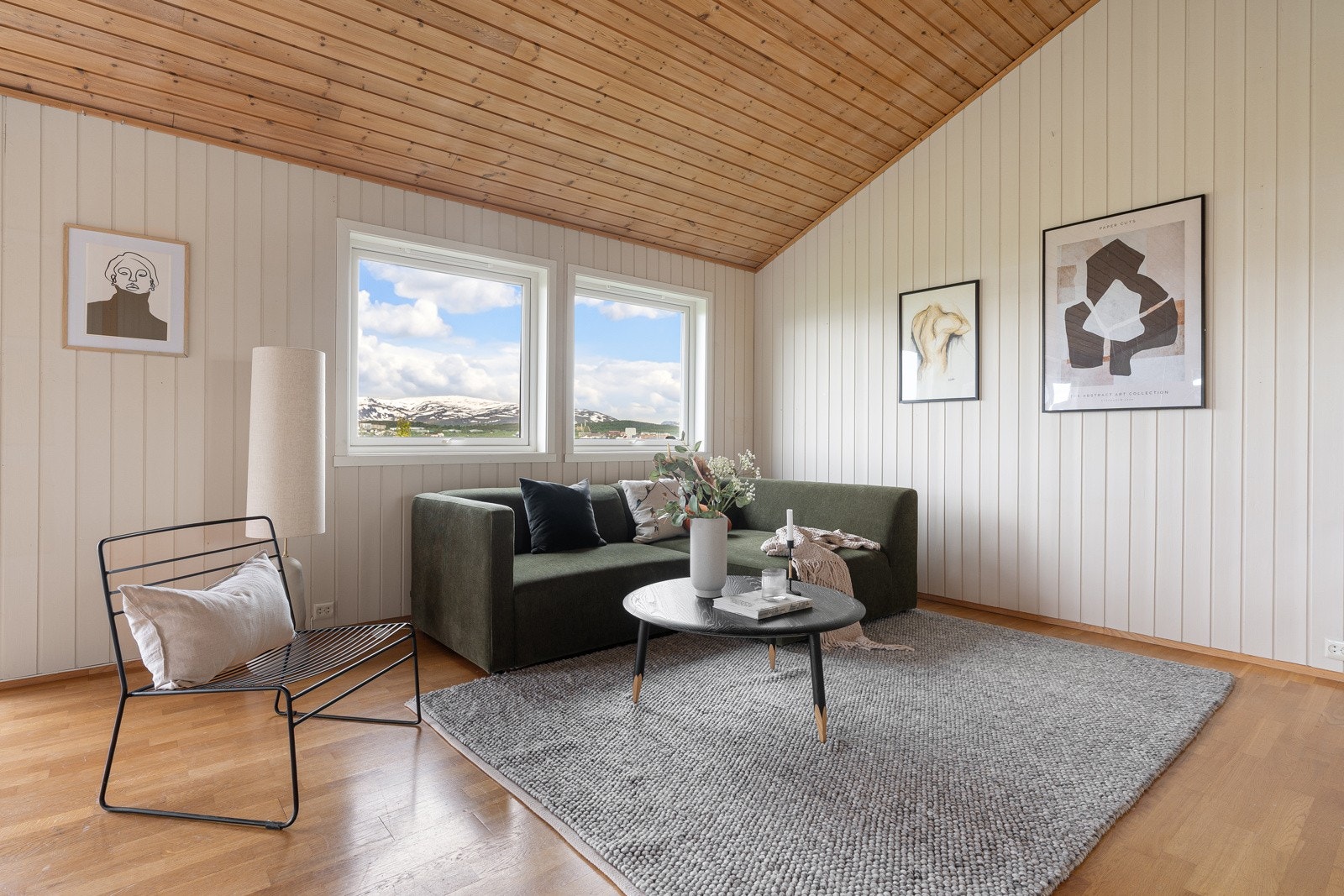 Boligen har flere etterspurte familieboligkvaliteter som 4 soverom og 2 stuer. Galleribilde