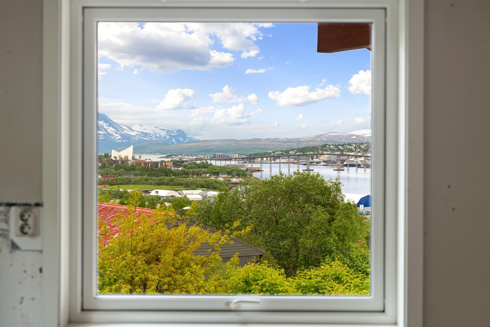 Nydelig utsikt mot byens landemerker; Ishavskatedralen, Fjellheisen, Tromsøbrua og majestetiske fjell! Galleribilde