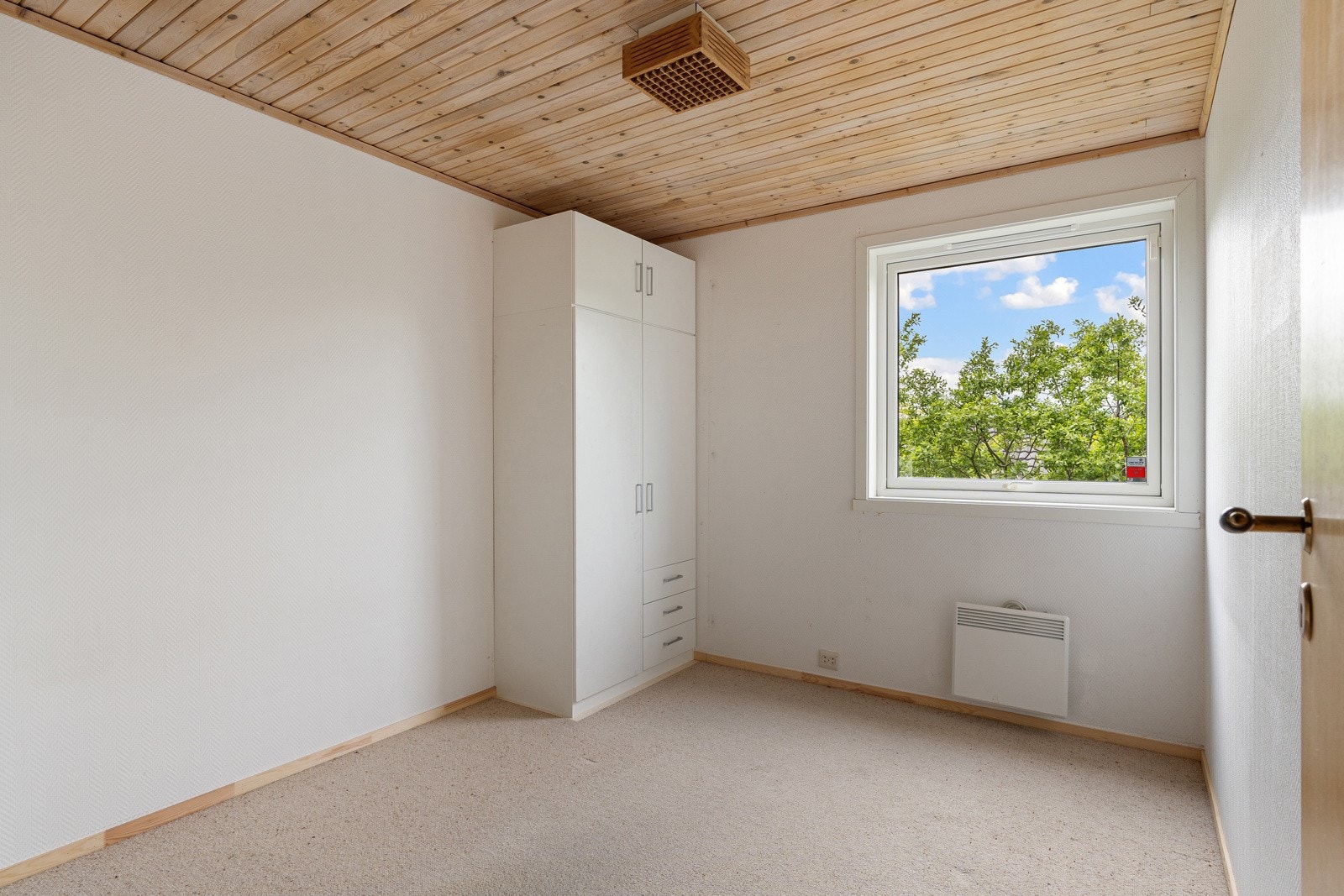 Soverommene er innredet med teppegulv og garderobeskap. Galleribilde