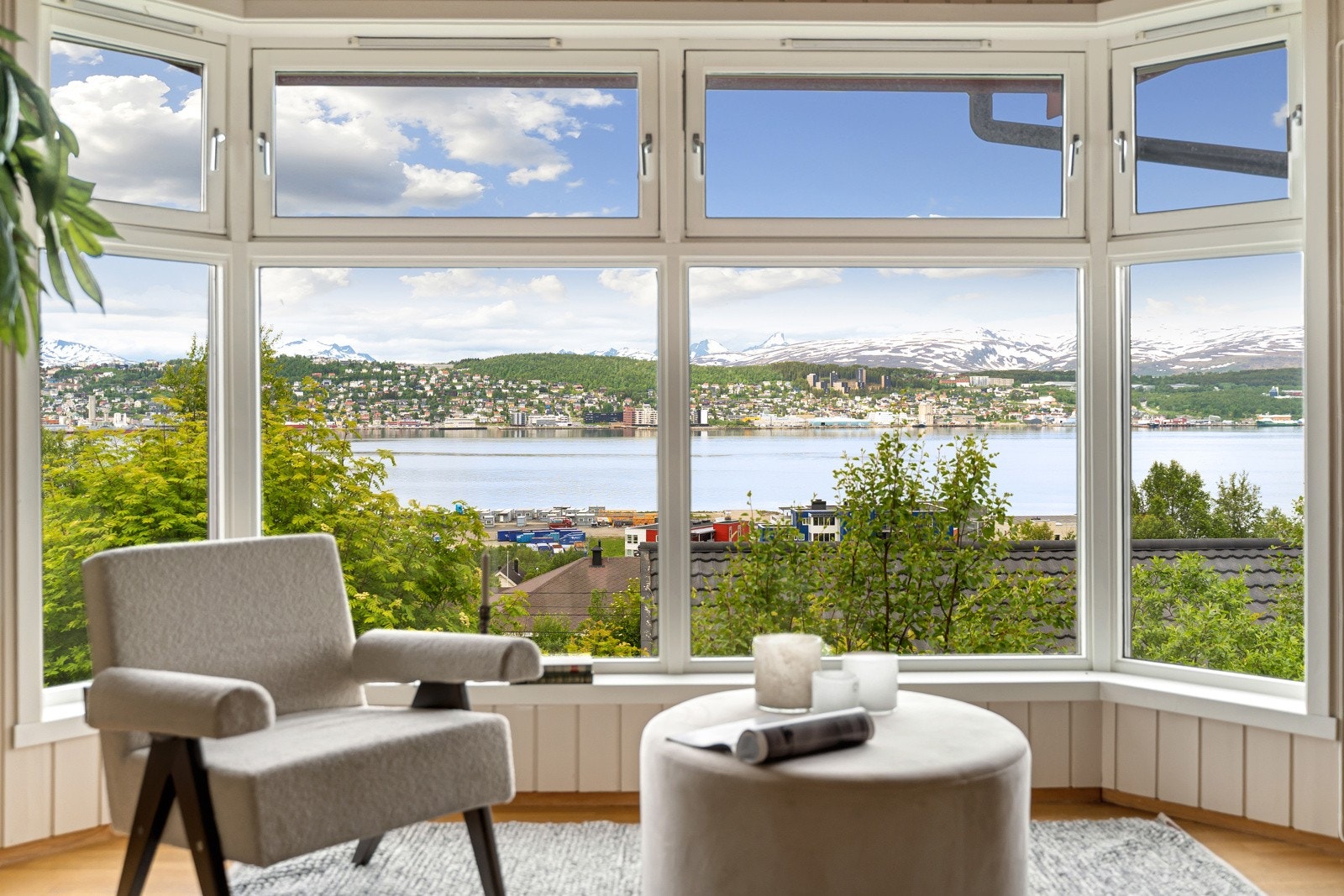 En innholdsrik enebolig med arkitektonisk særpreg, parkering i carport og utmerket beliggenhet med strålende sol- og utsiktsforhold. Galleribilde