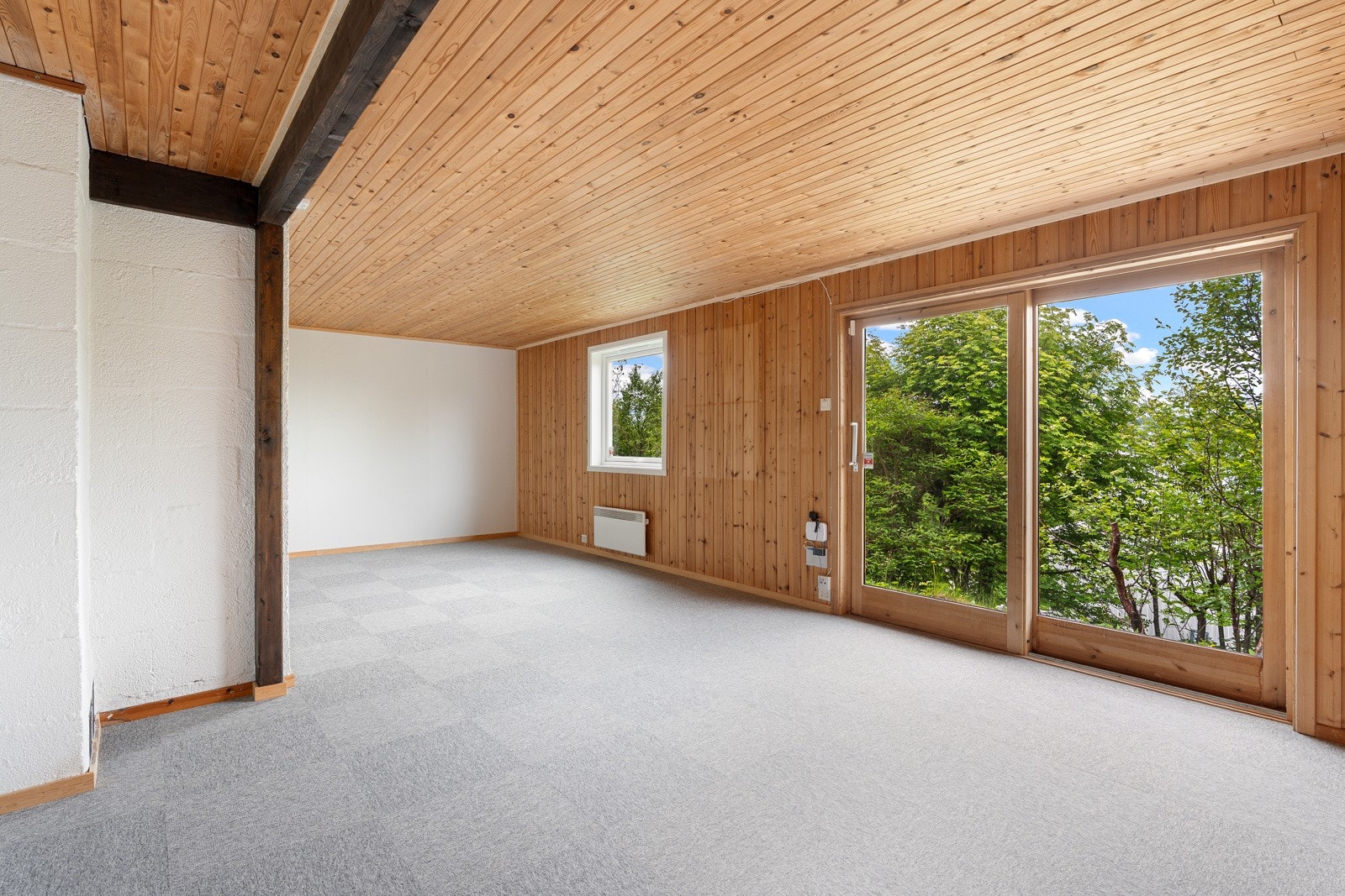 Kjellerstuen framstår romslig. Rommet er ikke bruksendret fra hoveddel til tilleggsdel. Galleribilde