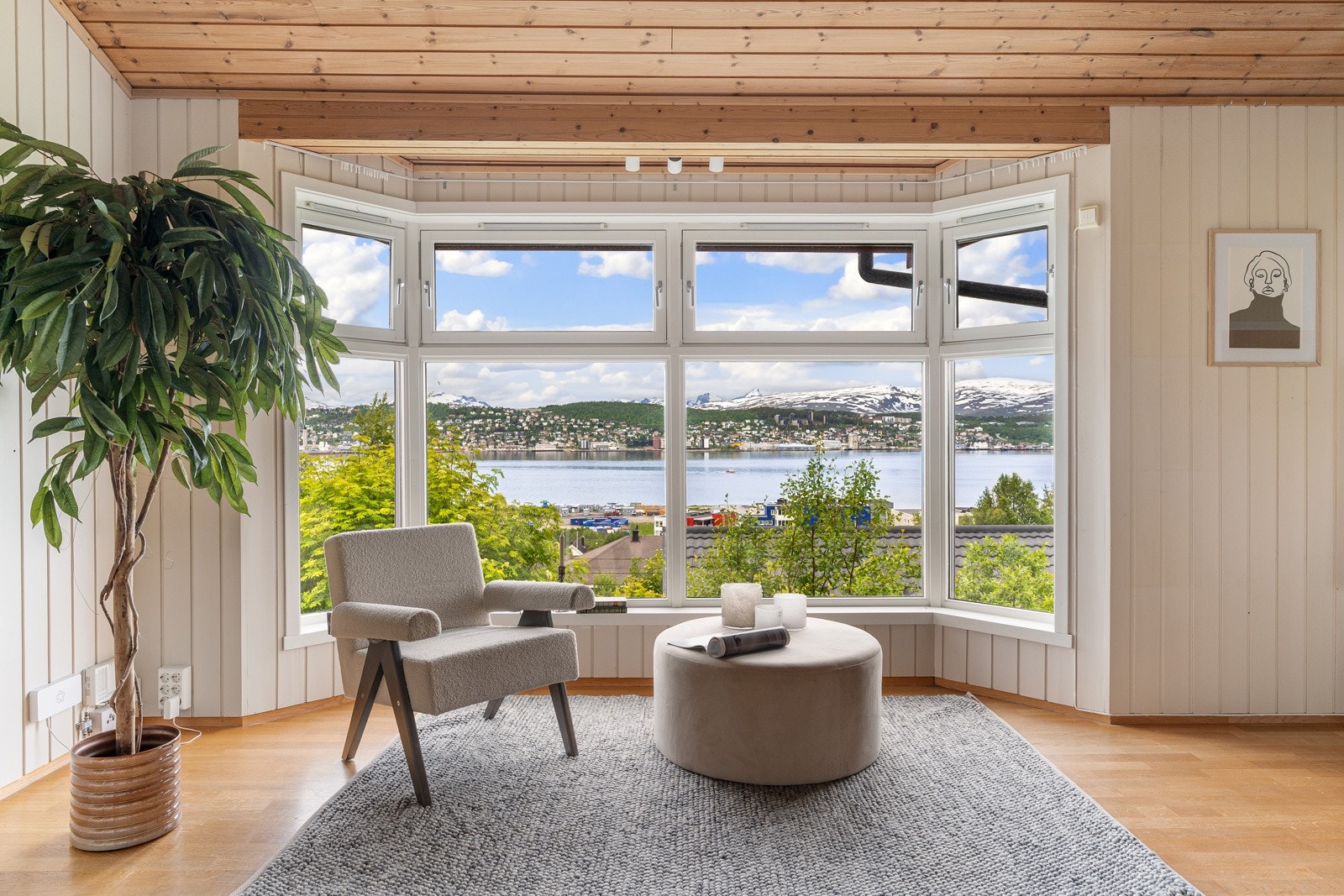 Store vindusflater langs hele langsiden byr på nydelig utsikt og svært fine lysforhold. Galleribilde