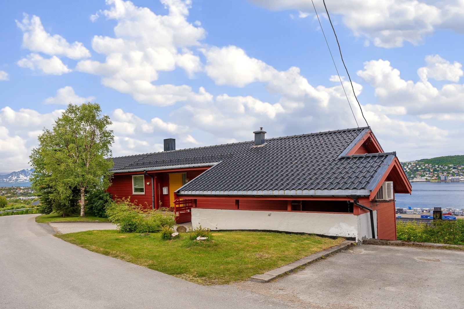 Særdeles flott beliggenhet på eiendommen. Gode parkeringsmulignheter. Galleribilde