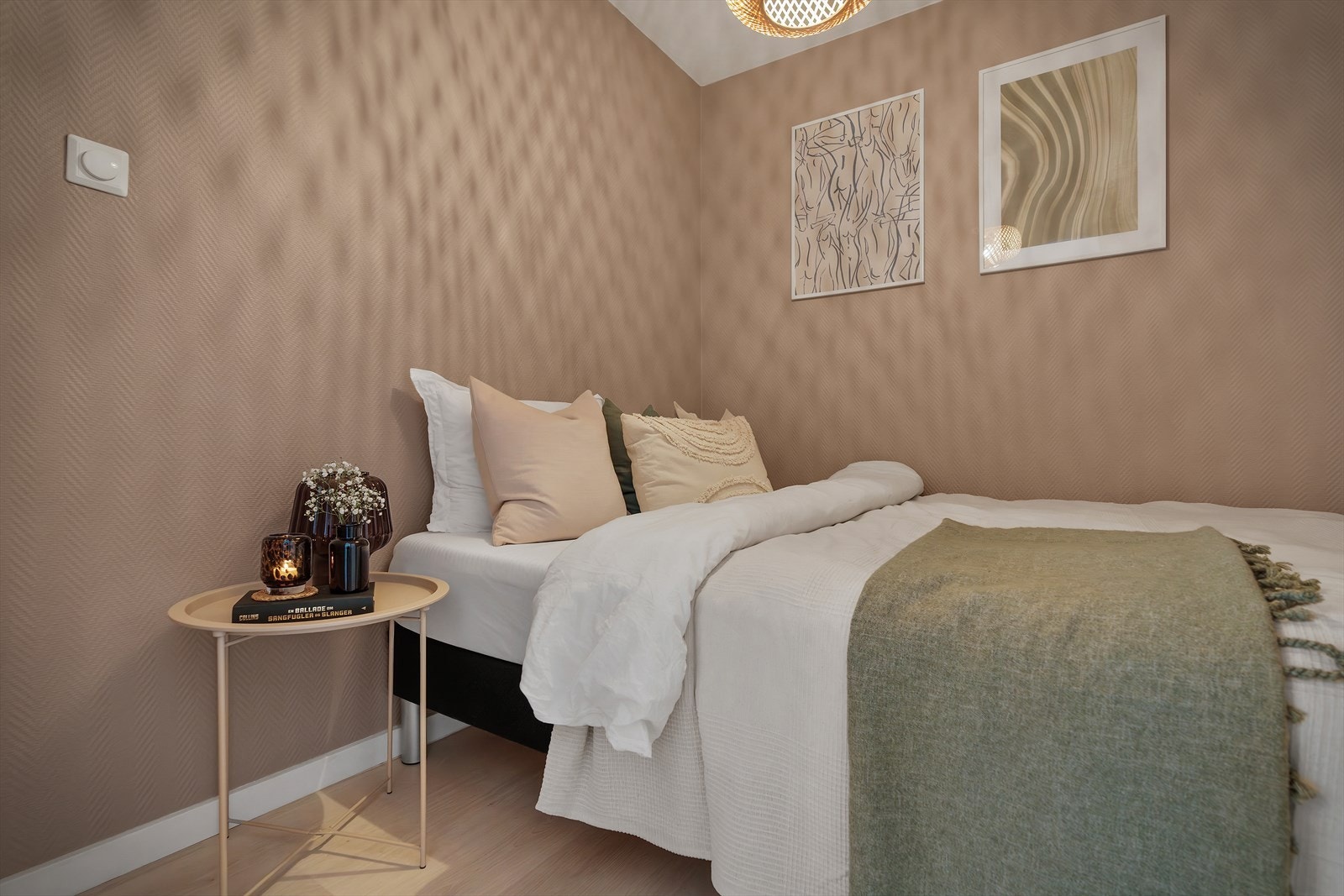 - Sovealkoven er på 5 m² med god plass til seng (sengen på bildet er 150cm)- Galleribilde