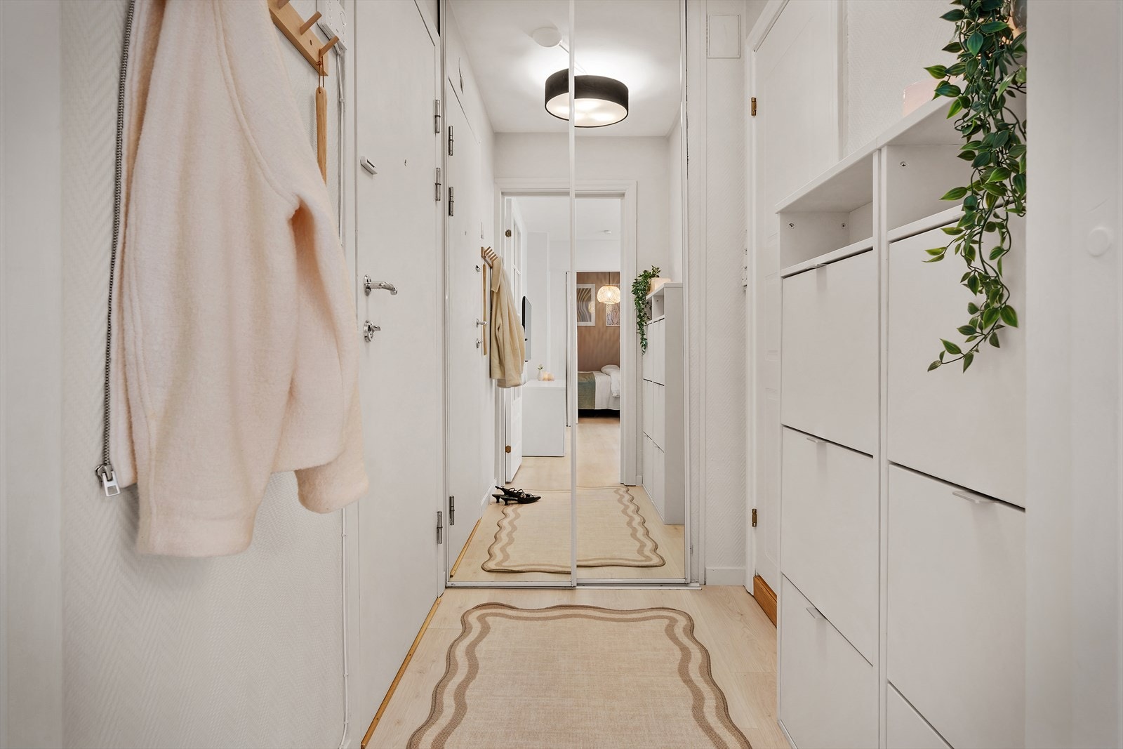 - Praktisk skyvedørsgarderobe i entré for oppbevaring. I tillegg er det calling-system - Galleribilde