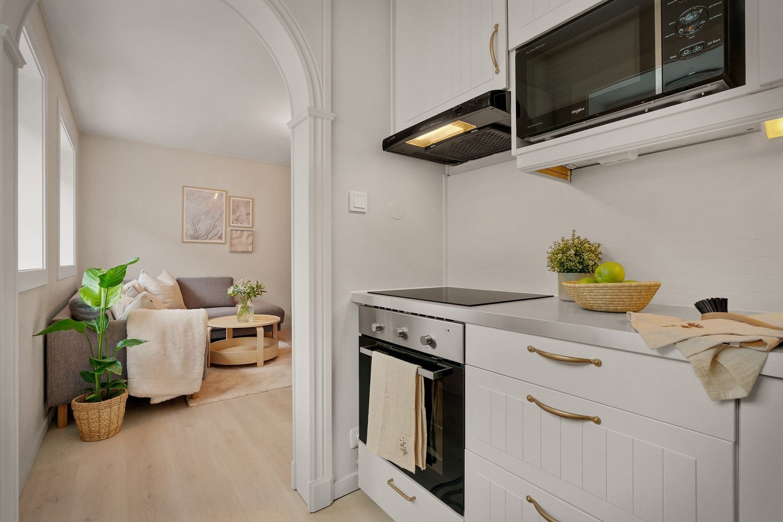 - Lys IKEA kjøkkeninnredning med profilerte fronter og benkeplate i laminat - Galleribilde