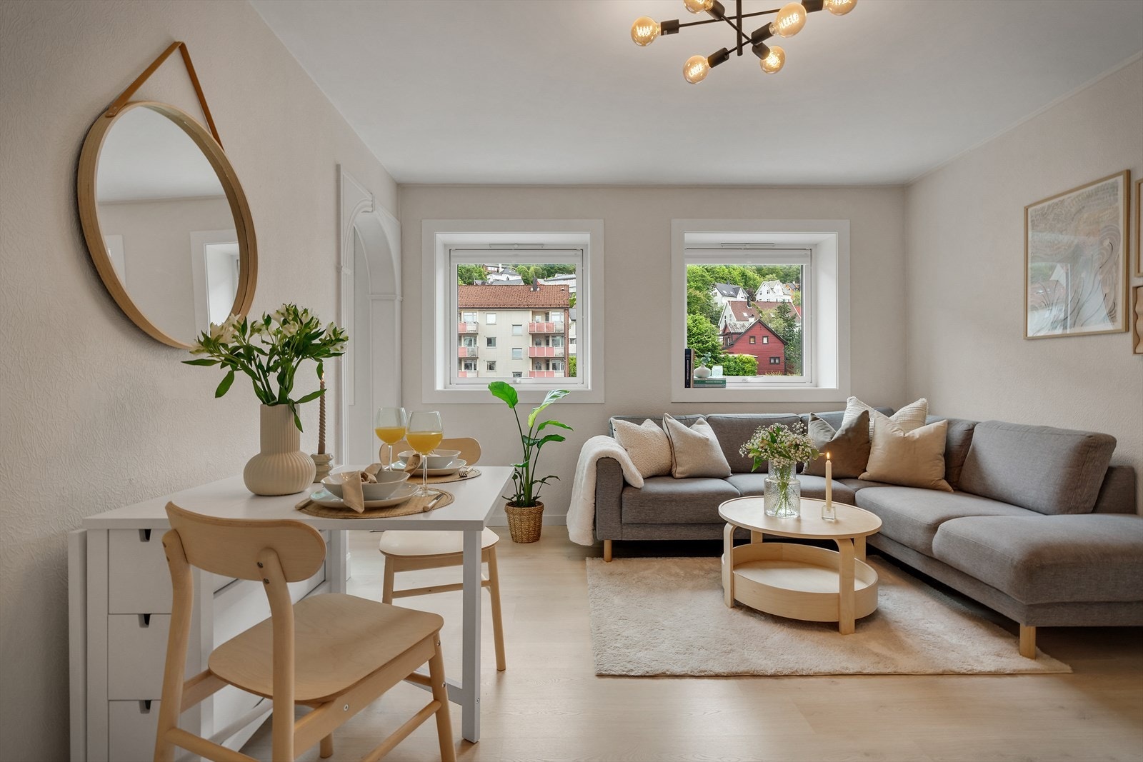 - Leiligheten har et innvendig areal på 33 m² og inneholder entré, bad, stue, sovealkove og kjøkken - Galleribilde