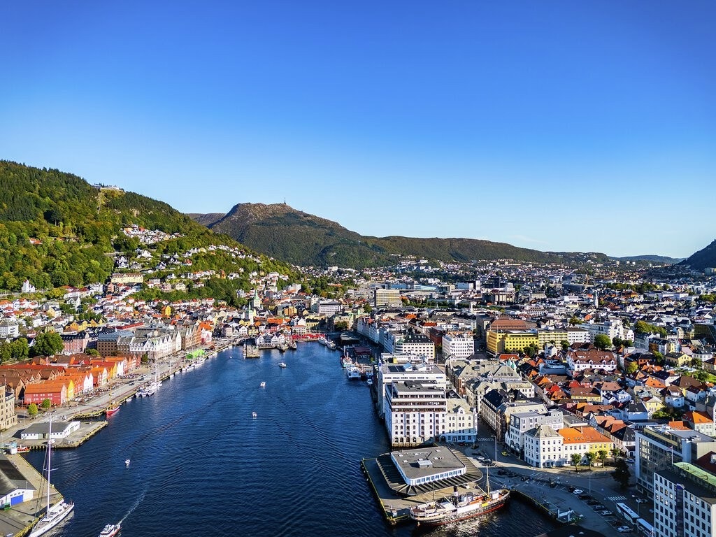 - Til sentrum tar det cirka 14 minutter med buss fra leiligheten - Galleribilde